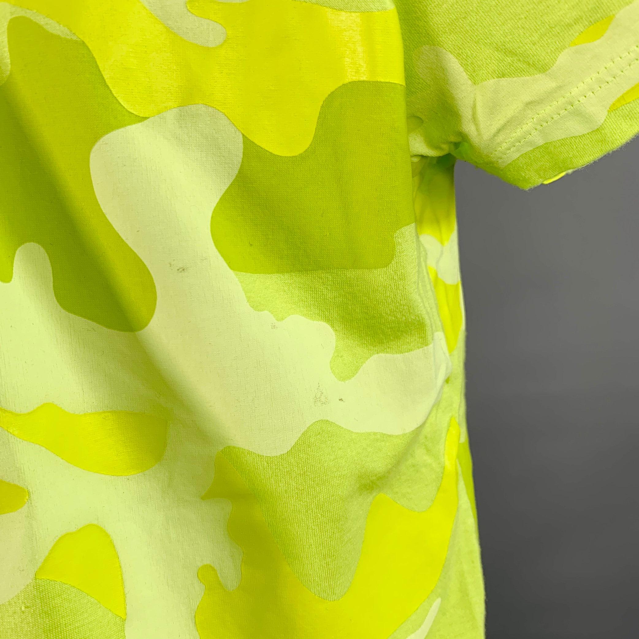 VALENTINO Size M Neon Green Yellow Camouflage Cotton Crew Neck T-shirt Pour hommes en vente
