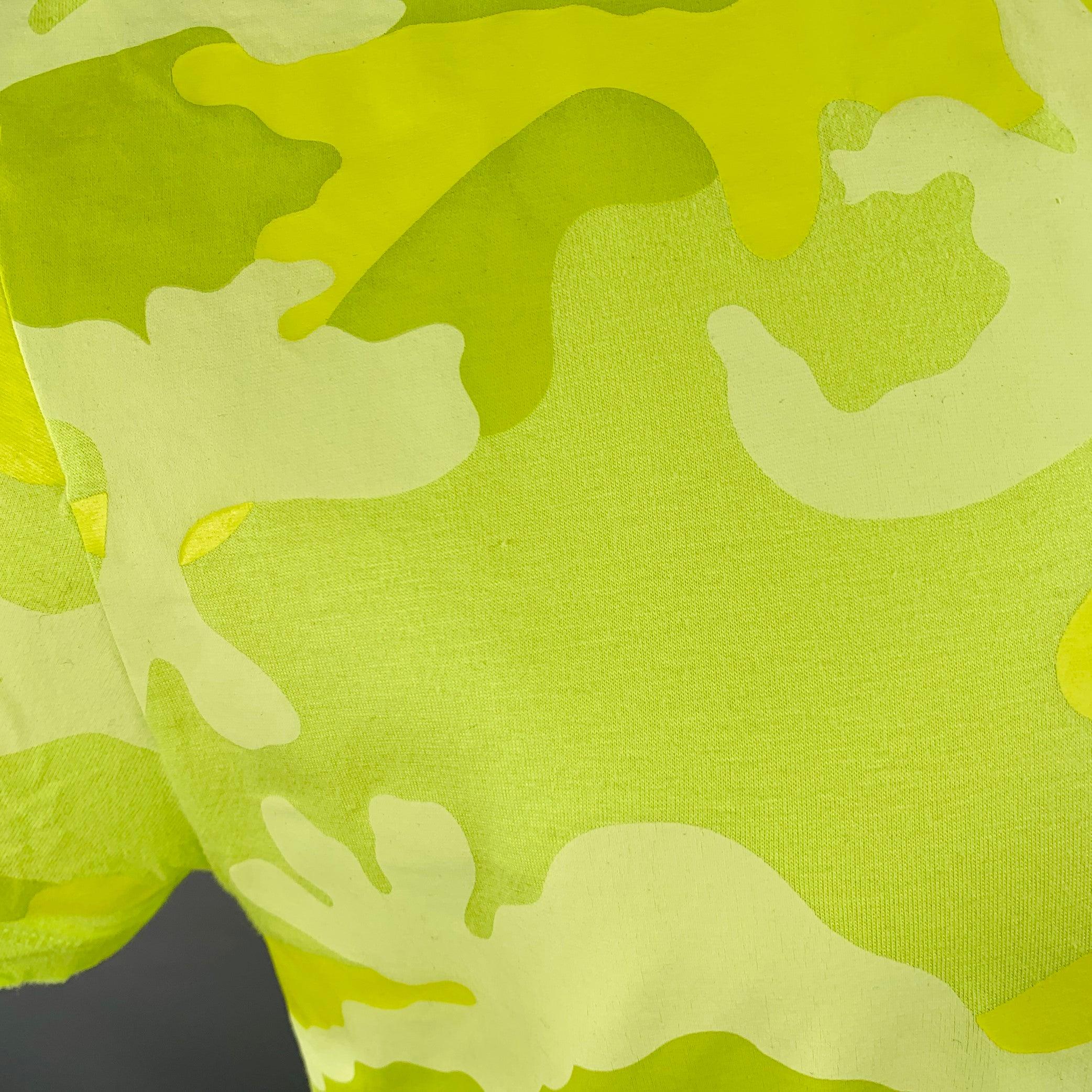 VALENTINO Size M Neon Green Yellow Camouflage Cotton Crew Neck T-shirt en vente 1