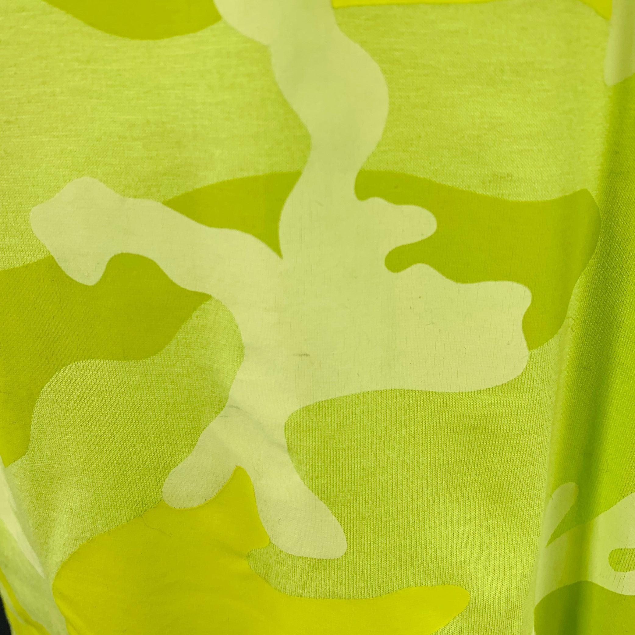 VALENTINO Size M Neon Green Yellow Camouflage Cotton Crew Neck T-shirt en vente 2