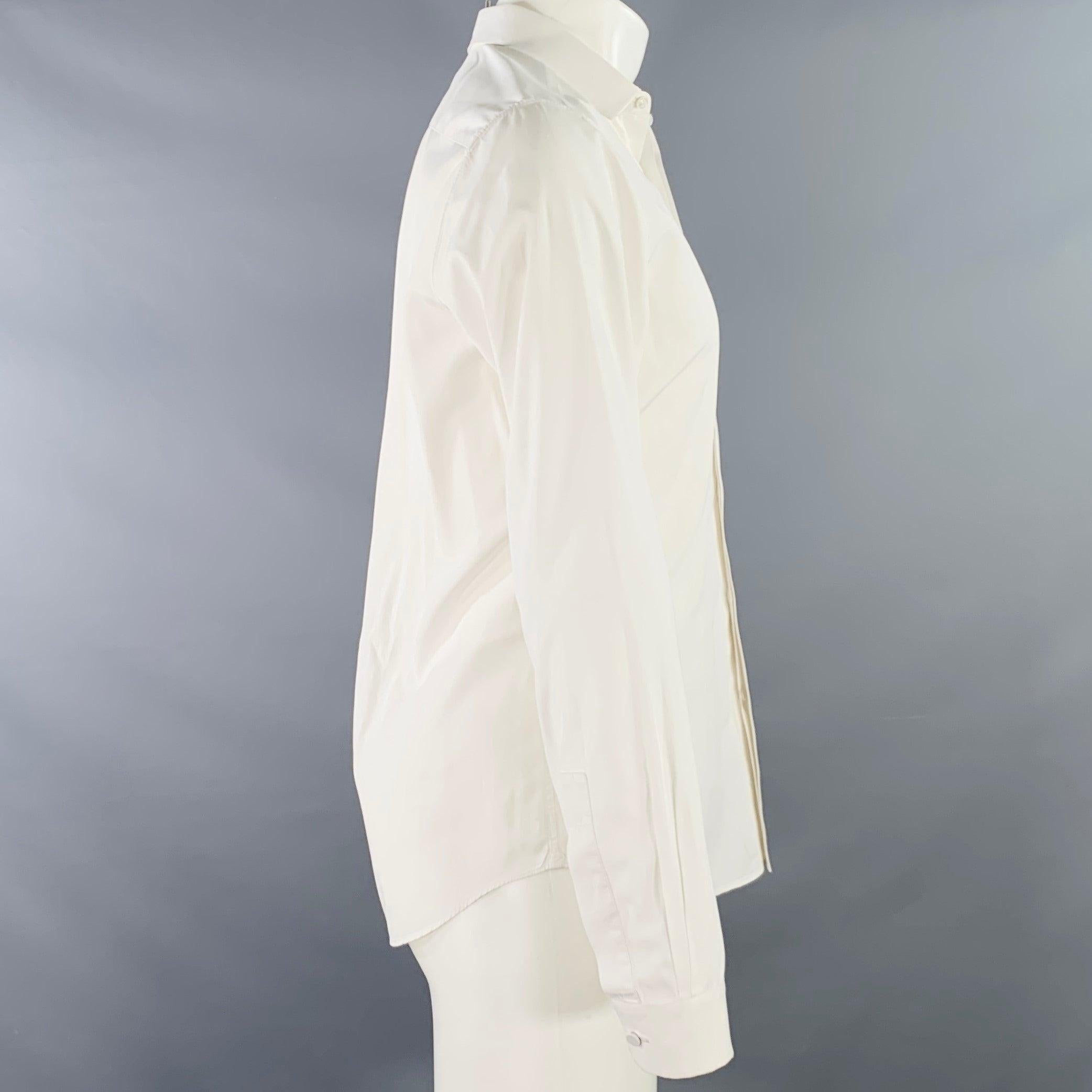Chemise à manches longues VALENTINO
dans un tissu de coton blanc, avec un col ouvert, des poignets ronds à un bouton et une fermeture à bouton caché. Fabriqué en Italie. Très bon état.
 Marque sur le devant. 

Marqué :   40/15.75 

Mesures : 
