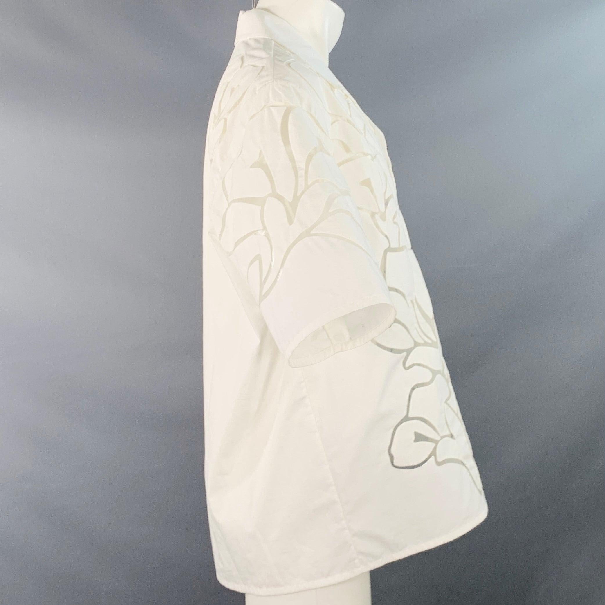 Gris VALENTINO Size M White Lace Cotton Silk Hidden Placket Short Sleeve Shirt (Chemise à manches courtes en dentelle de coton et soie) en vente