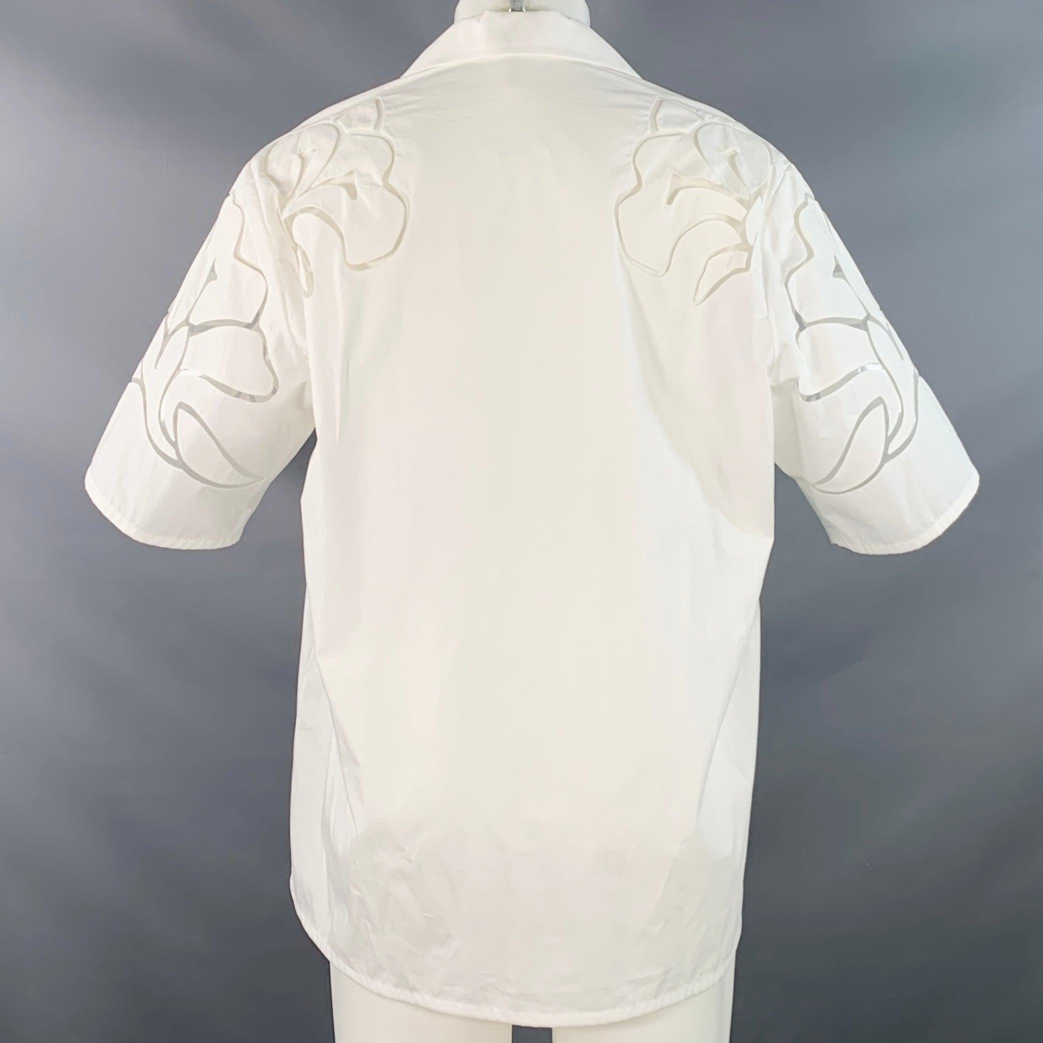 VALENTINO Size M White Lace Cotton Silk Hidden Placket Short Sleeve Shirt (Chemise à manches courtes en dentelle de coton et soie) Bon état - En vente à San Francisco, CA
