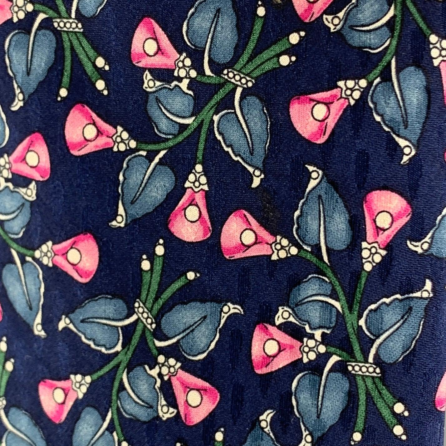 VALENTINO necktie comes in navy blue with a pink floral print. 100% silk. Handmade in Italy.
Very Good Pre-Owned Condition.
 

Measurements: 
  Width: 3 inches Length: 56 inches 

  
  
 
Reference: 125003
Category: Tie
More Details
    
Brand: 