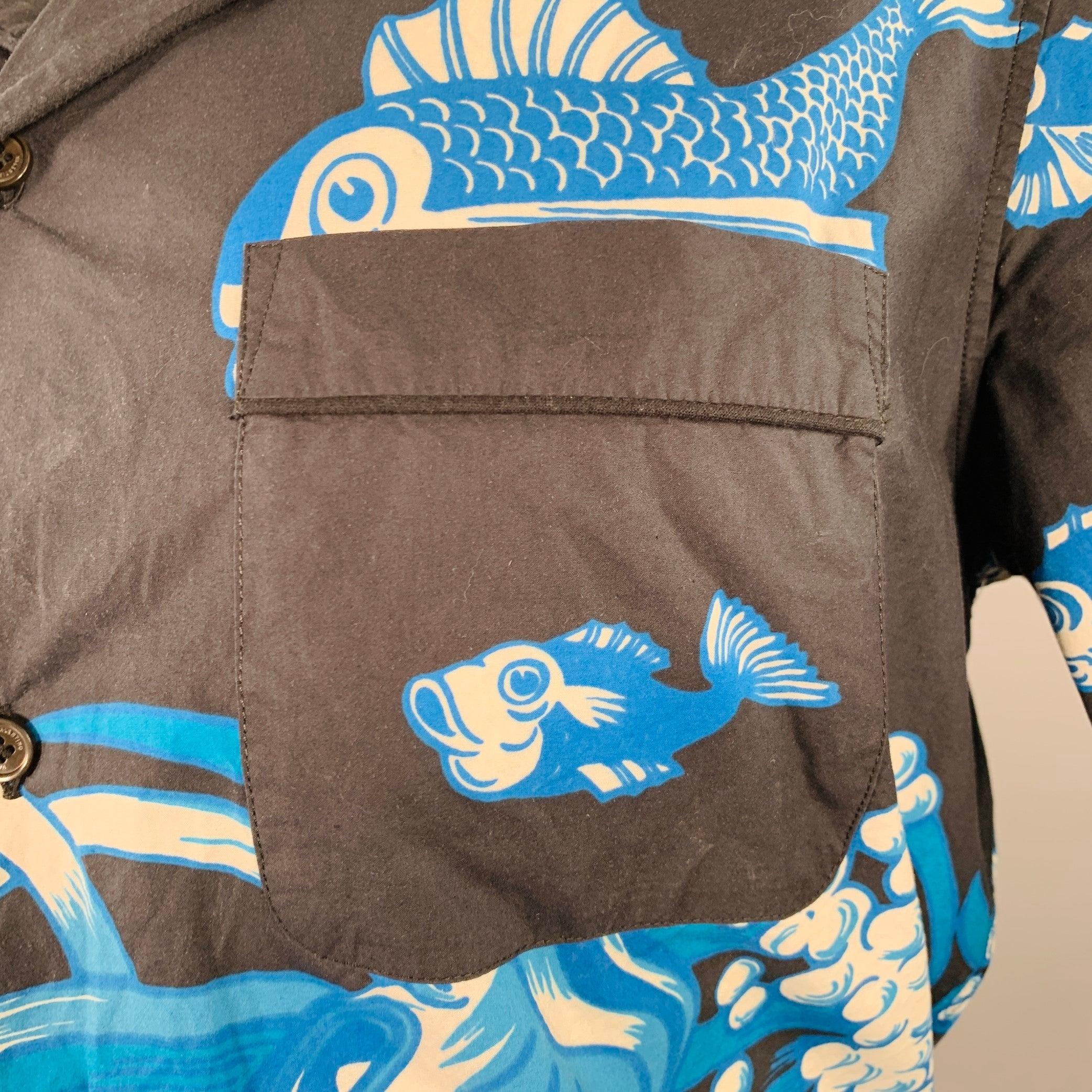 Chemise à manches courtes VALENTINO
en tissu de coton noir, avec un imprimé de poissons koï blancs et bleus, une poche et une fermeture à bouton. Fabriqué en Italie. Très bon état.
 Marques et signes d'usure mineurs. 

Marqué :   IT 48 

Mesures : 
