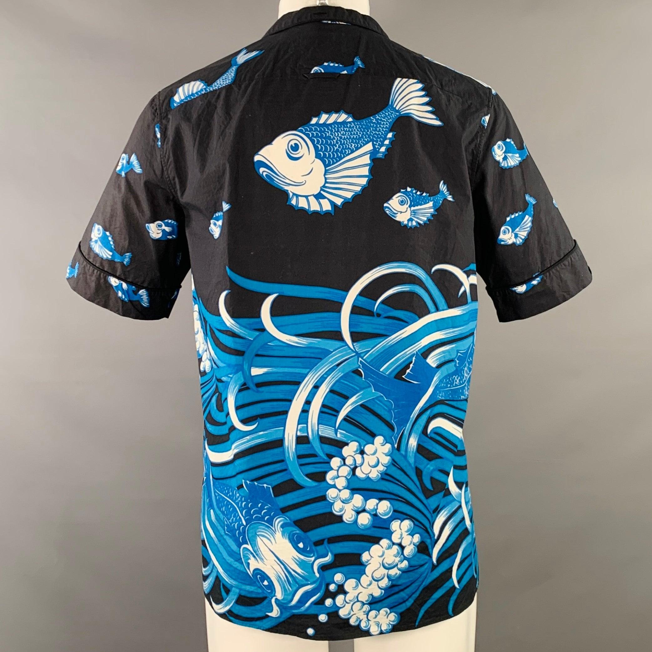 VALENTINO Size S Black White Blue Koi Fish Cotton One Pocket Camp Short Sleeve Shirt Bon état - En vente à San Francisco, CA