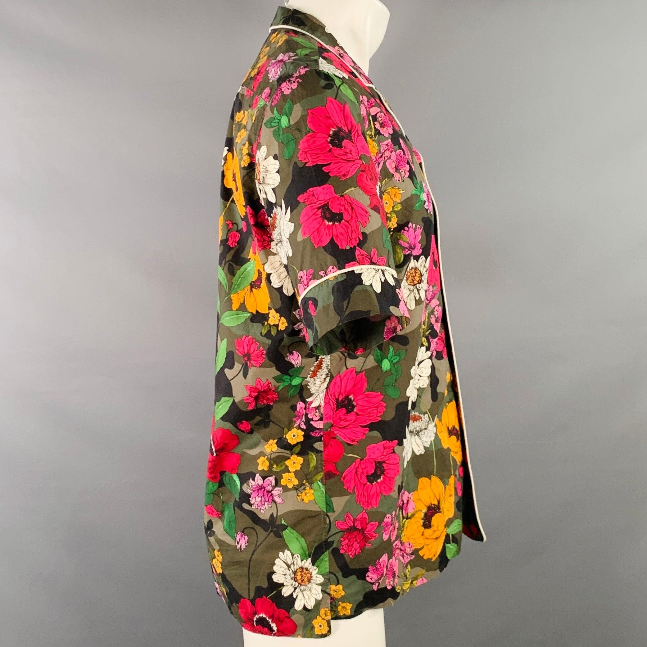 VALENTINO Kurzarm-Shirt
aus lebhaftem, mehrfarbigem Baumwollgewebe mit Blumenmuster, kontrastierendem weißem Saum, einer Tasche und Knopfverschluss.Made in Italy.Excellent Pre-Owned Condition.  

Markiert:   39/15.5 

Abmessungen: 
 
Schultern: 16