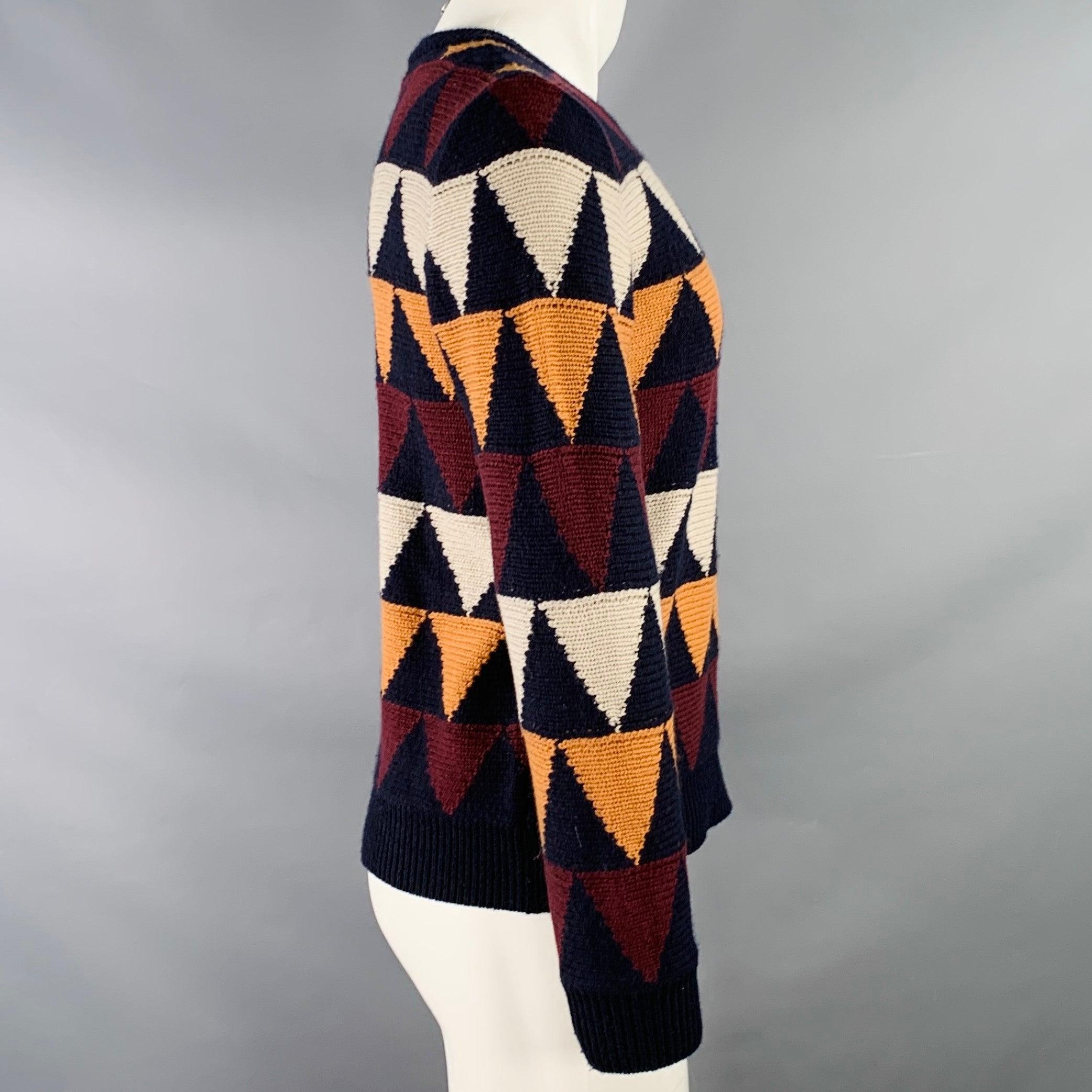 Pull VALENTINO
en tricot de cachemire multicolore, avec un motif de triangles, des manches longues et un col ras du cou. Fabriqué en Italie. Très bon état. Léger boulochage. 

Marqué :   S 

Mesures : 
 
Épaule : 17 pouces Poitrine : 40 - 42 pouces