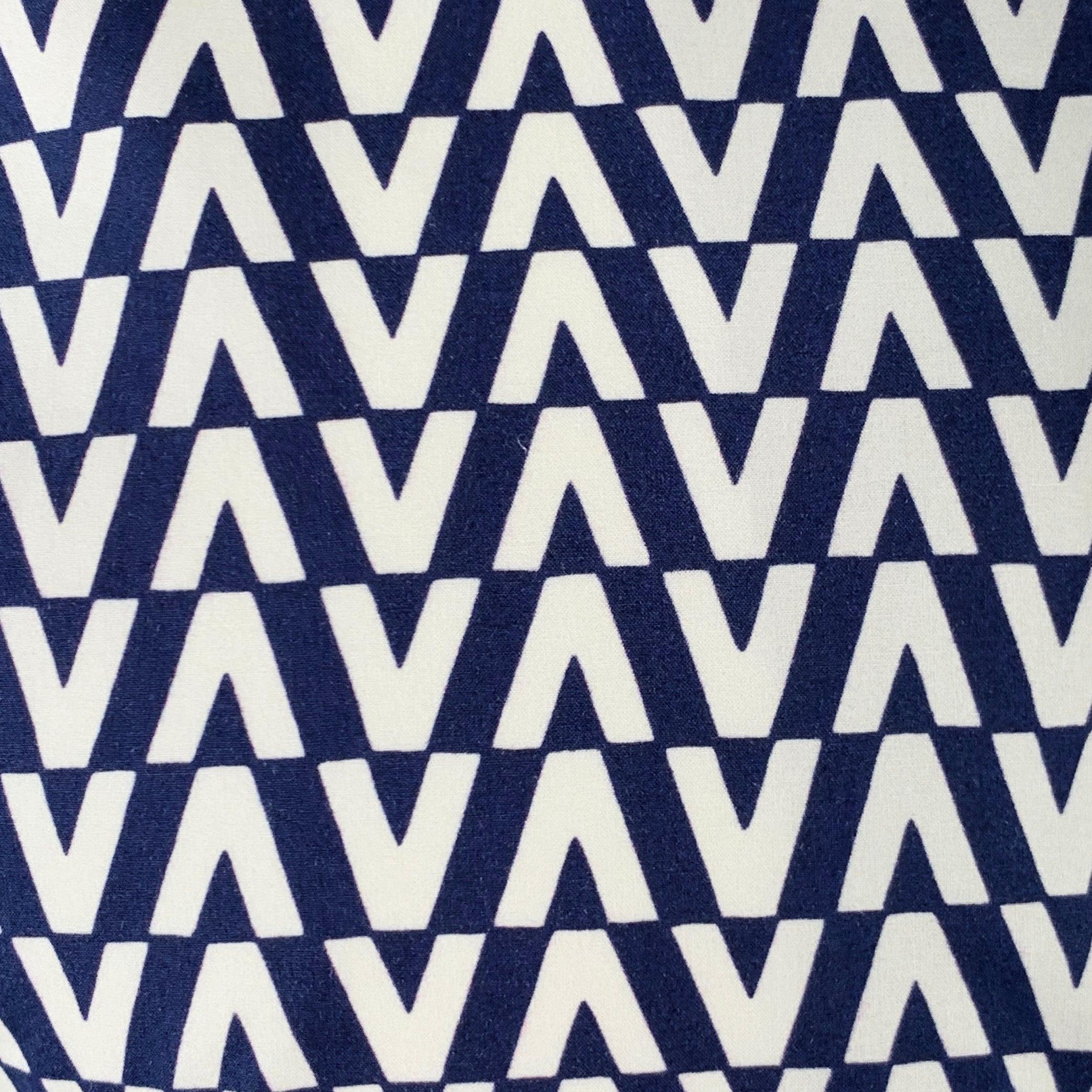 Chemise à manches courtes VALENTINO
en coton tissé marine et blanc, avec un motif monogramme sur toute la surface, un col et des bordures bordeaux contrastés, une poche et une fermeture boutonnée. Fabriqué en Italie. Excellent état.  

Marqué :  