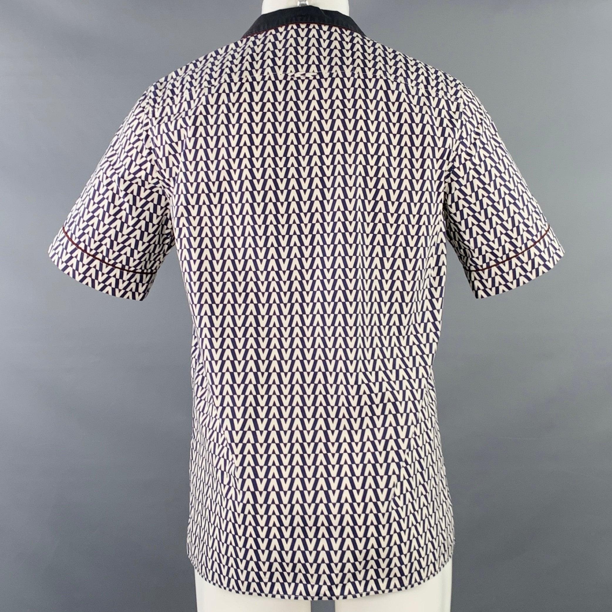 VALENTINO Size S Navy White Burgundy Monogram Cotton Camp Short Sleeve Shirt Excellent état - En vente à San Francisco, CA