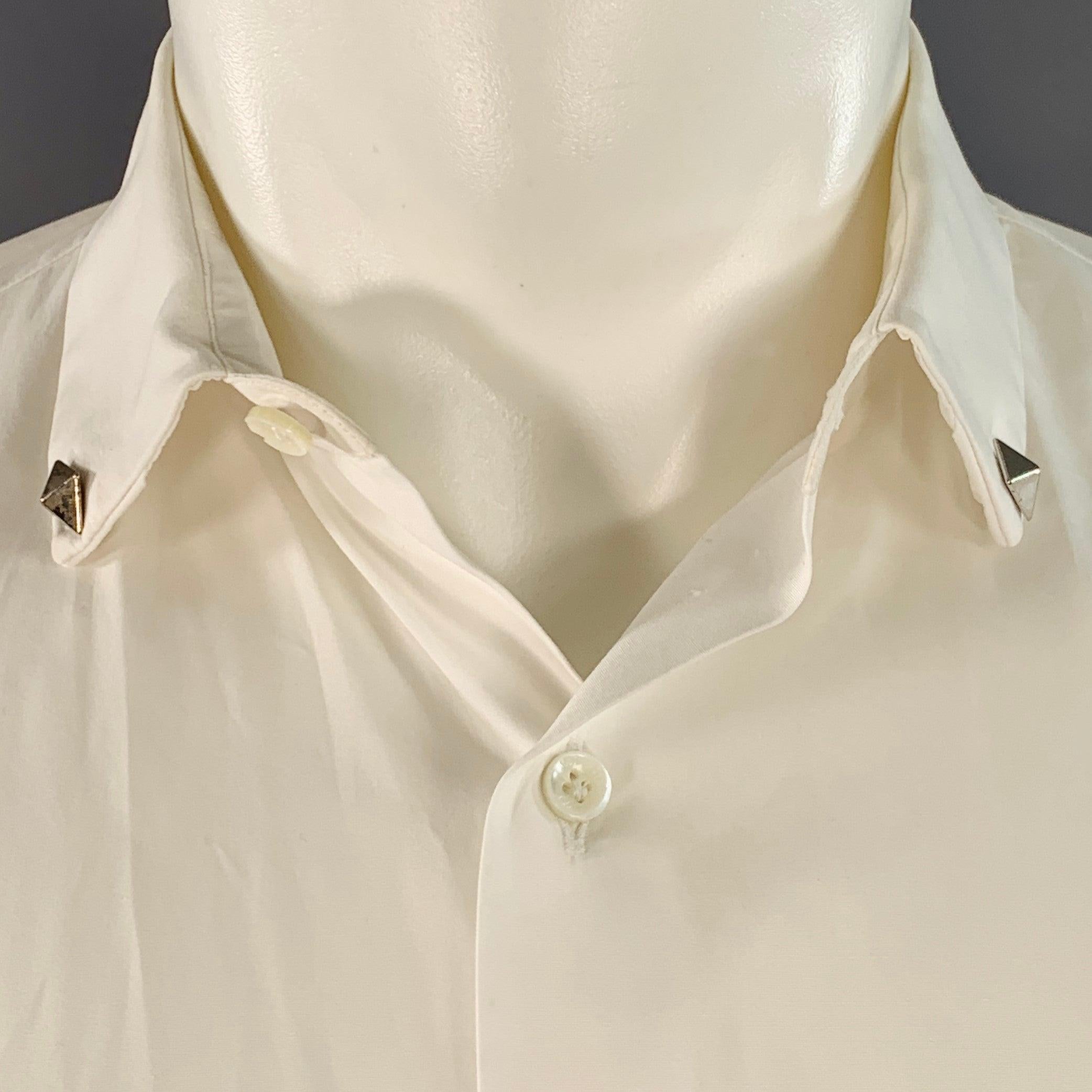 Chemise à manches longues VALENTINO
en tissu de coton blanc, avec deux boutons de col, des poignets ronds à un bouton et une fermeture à boutons. Fabriqué en Italie. Très bon état. Plusieurs marques mineures. 

Marqué :   39/15.5 

Mesures : 
