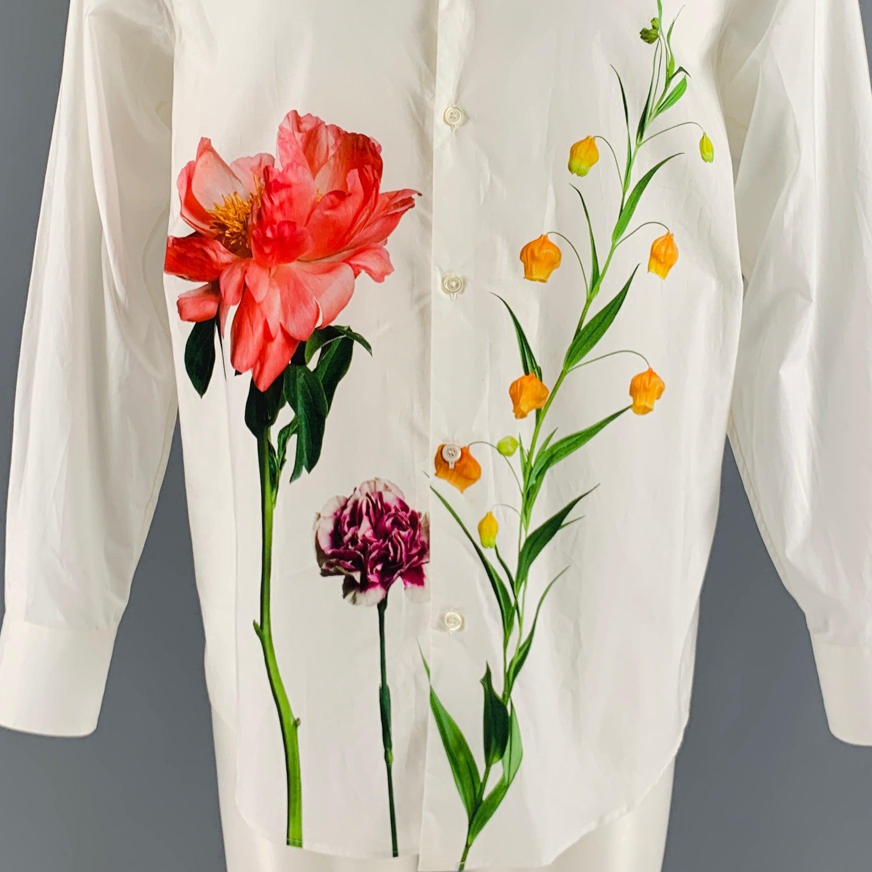 VALENTINO long sleeve shirt
in a
white cotton fabric featuring a vibrant floral print, spread collar, and button closure. Made in Italy.Very Good Pre-Owned Condition. Minor mark on collar. 

Marked:   38/15 

Measurements: 
 
Shoulder: 18 inches