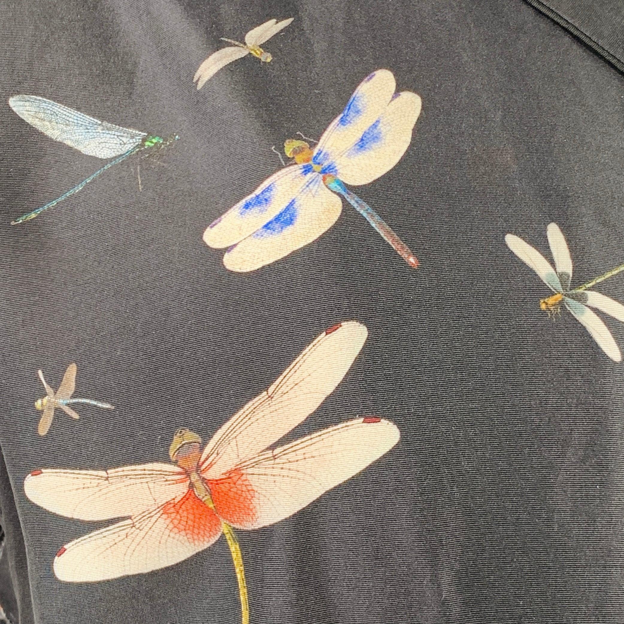 VALENTINO Kurzarm-Shirt
aus schwarzer Seide mit einem mehrfarbigen Libellenprint, einer Tasche und Knopfverschluss. Made in Italy. sehr guter gebrauchter Zustand. Leichte Gebrauchsspuren. 

Markiert:   44/17.5 

Abmessungen: 
 
Schultern: 18 Zoll