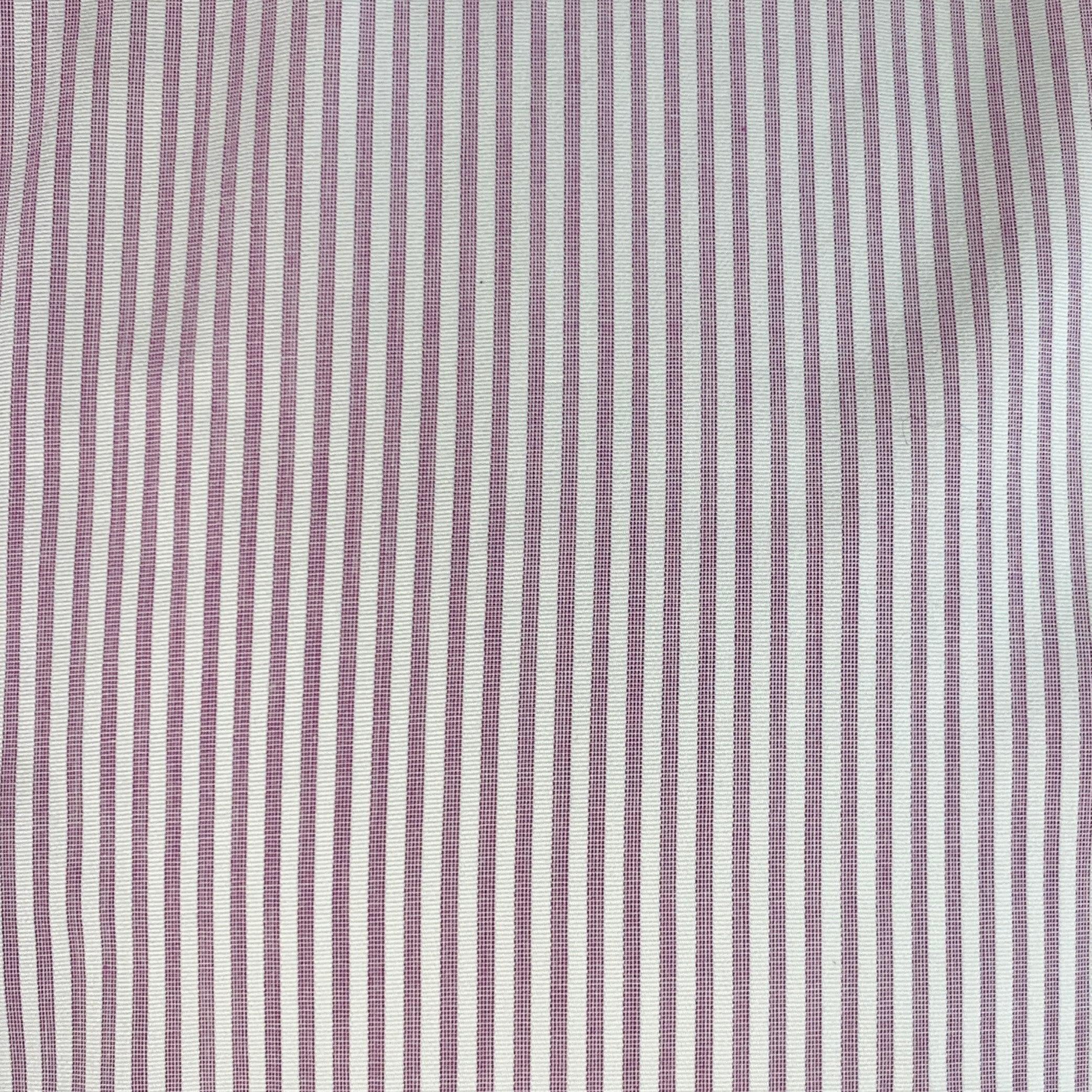 VALENTINO Langarm-Shirt
aus weißem und lilafarbenem Baumwollgewebe mit Streifenmuster, geschwungenem Kragenausschnitt und Knopfverschluss. Made in Romania.neu mit Tags. 

Markiert:   45/18 

Abmessungen: 
 
Schultern: 17,25 Zoll Brust: 47 Zoll