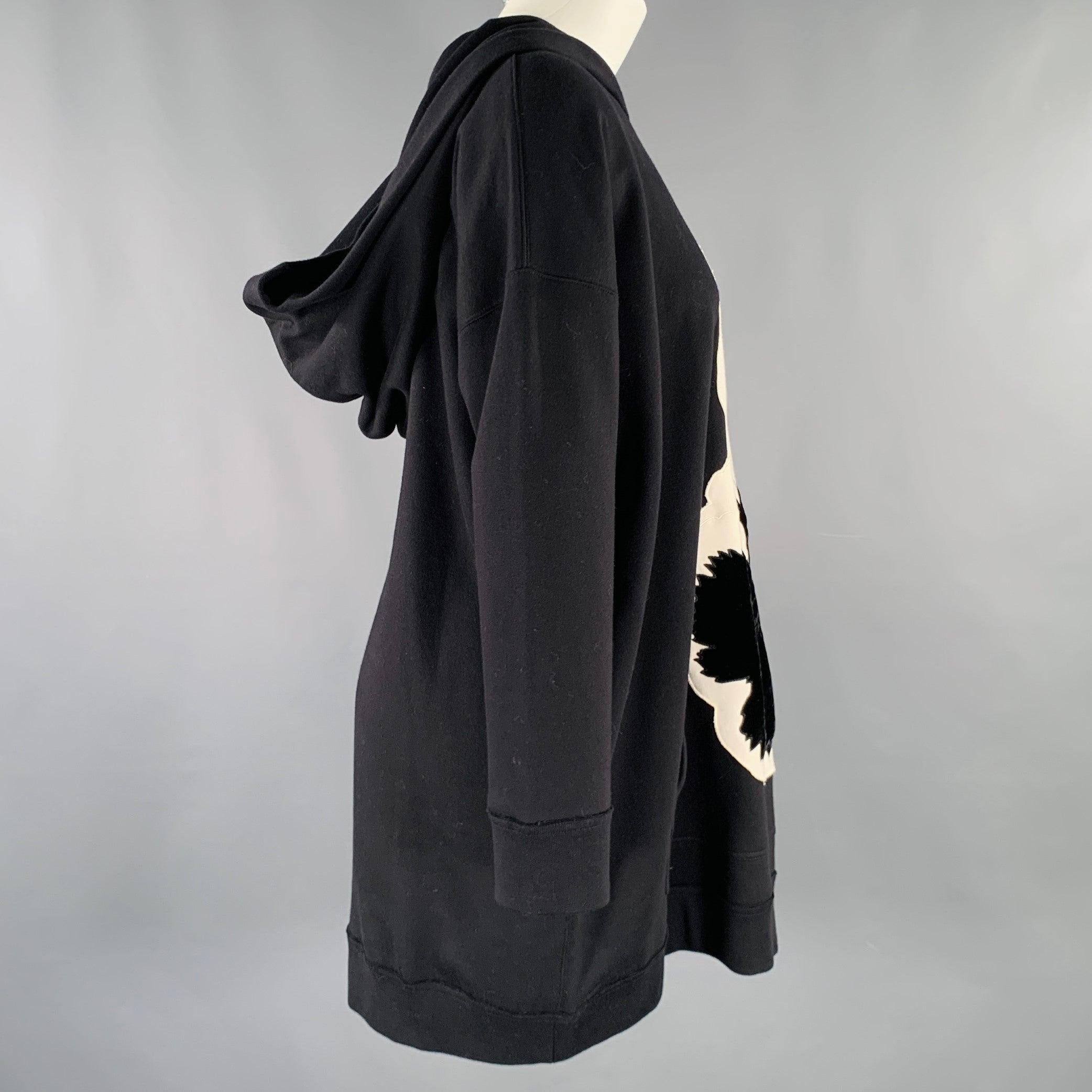 VALENTINO dress
in a black cotton blend knit featuring a sweatshirt style, pansy flower applique front, and kangaroo pockets. Made in Italy.Excellent Pre-Owned Condition. 

Marked:   XS 

Measurements: 
 
Shoulder: 26 inches Bust: 49 inches Sleeve: