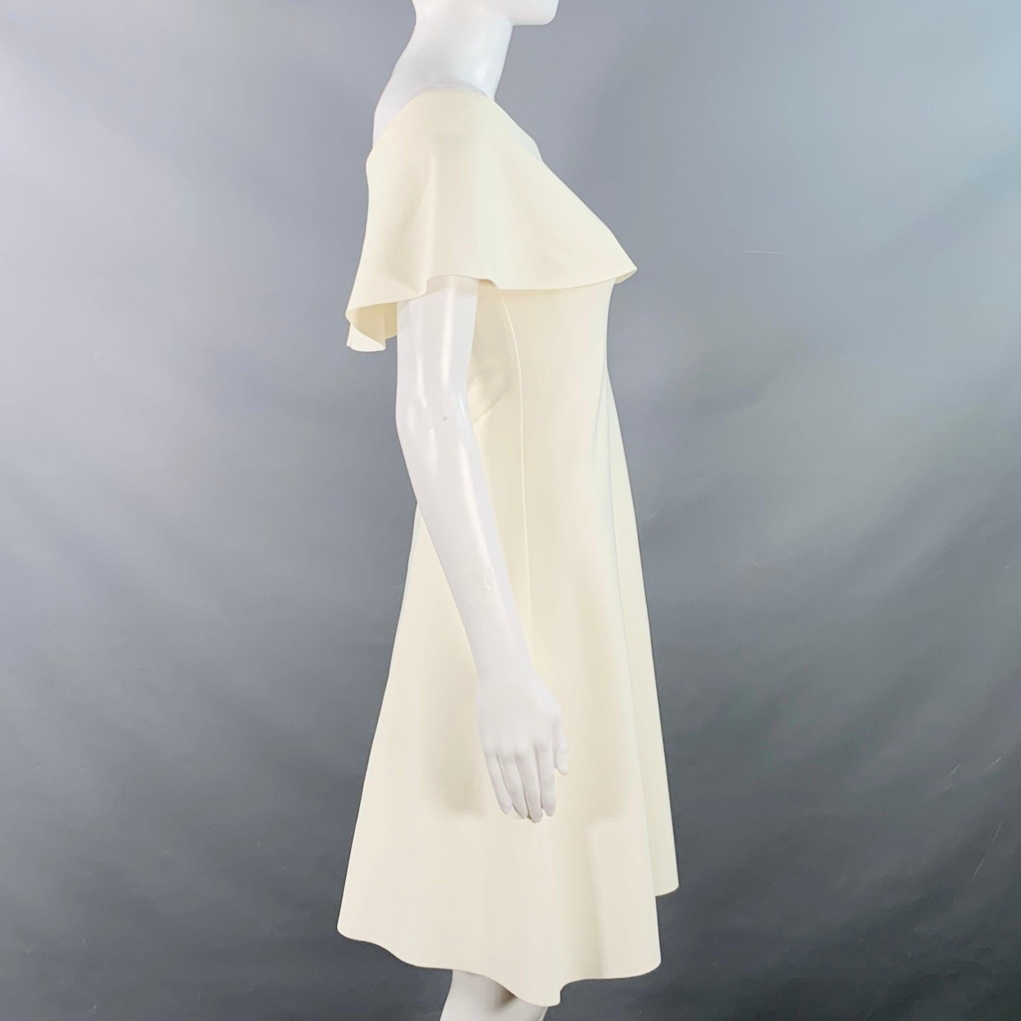 Robe de cocktail Valentino
en tissu synthétique crème, avec un style A-line, une jupe au genou et un décolleté bateau rabattable. Fabriqué en Italie. Très bon état. Marque sur le devant, étiquettes enlevées. 

Marqué :   taille non indiquée