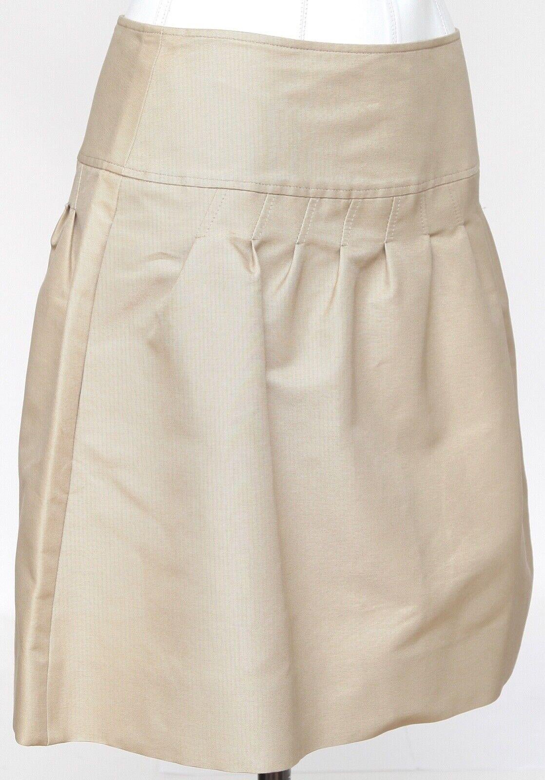 GUARANTEED AUTHENTIC VALENTINO BEIGE A-LINE PLEATED SKIRT


Details:
- Timeless A-line silk skirt in a khaki beige color.
- Yoke waist.
- Pleating.
- Side zipper closure.
- Unlined.

Material: 80% Cotton, 20% Silk

Size: 4

Measurements (Approximate