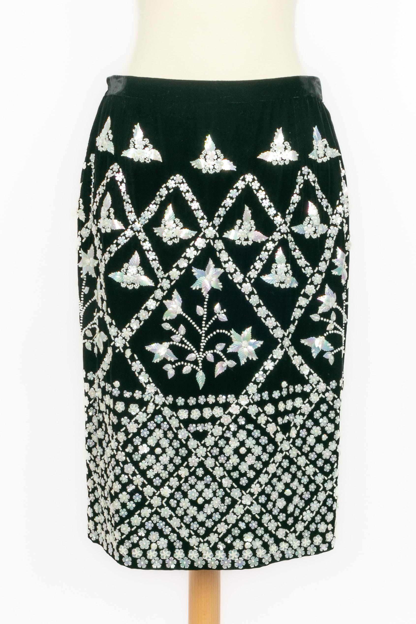Valentino - Gonna di media lunghezza in velluto nero ricamata con un motivo floreale di perle e paillettes. Non è indicata la taglia, ma si adatta a una 38FR.

Condizioni:
Ottime condizioni

Dimensioni:
Vita: 35 cm - Fianchi: 46 cm - Lunghezza: 59