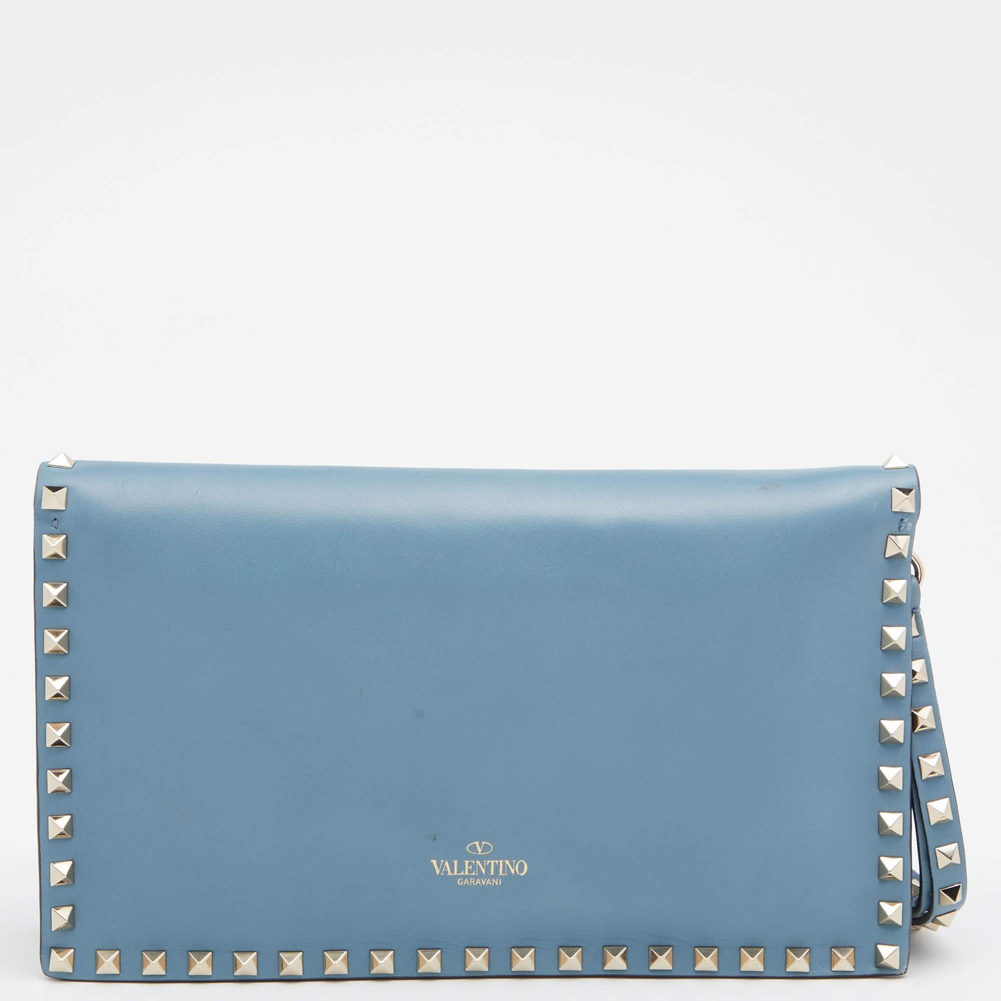 This Valentino clutch is a statement piece to add to your closet. Designed to deliver effortless style, it is crafted in Italy from quality leather. It comes in a lovely shade of sky blue and is accented with the brand's signature Rockstuds on the