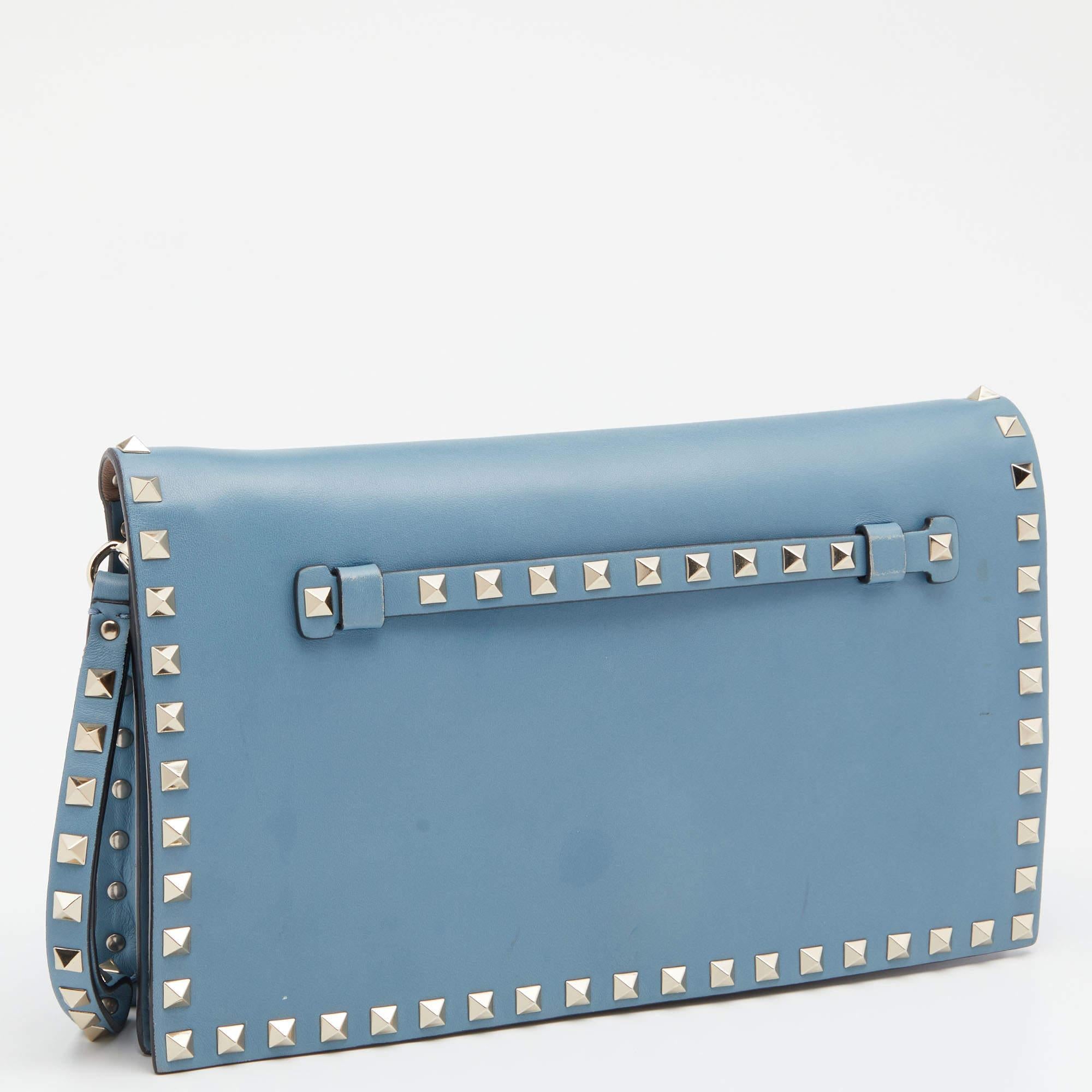 Valentino Sky Blue Leather Rockstud Clutch In Good Condition In Dubai, Al Qouz 2