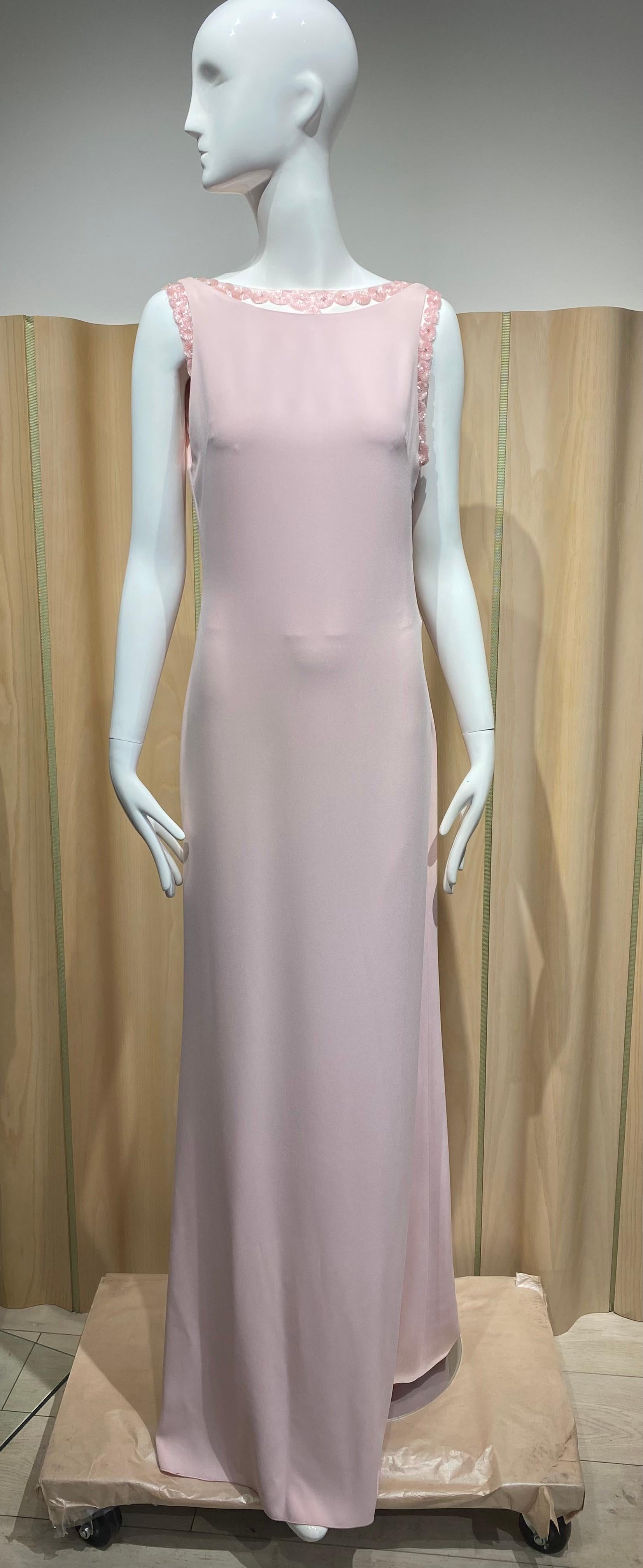 Abito senza maniche in seta rosa di Valentino con perline.
Veste la taglia 8/media
