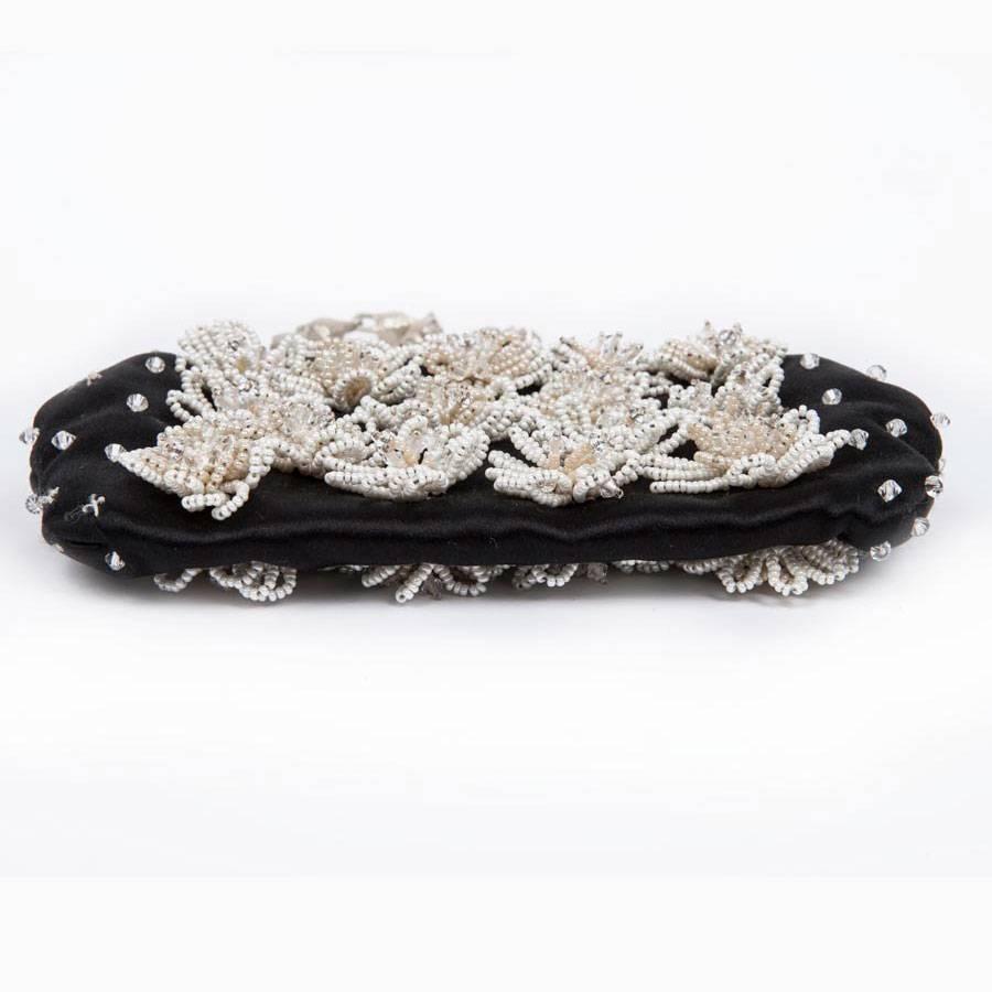 Noir Petit sac de soirée Valentino en satin de soie noir avec perles et Brilliantes en vente