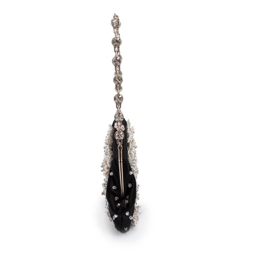 Valentino Kleine Abendtasche aus schwarzem Seiden-Satin mit Perlen und Brilliants im Zustand „Hervorragend“ im Angebot in Paris, FR