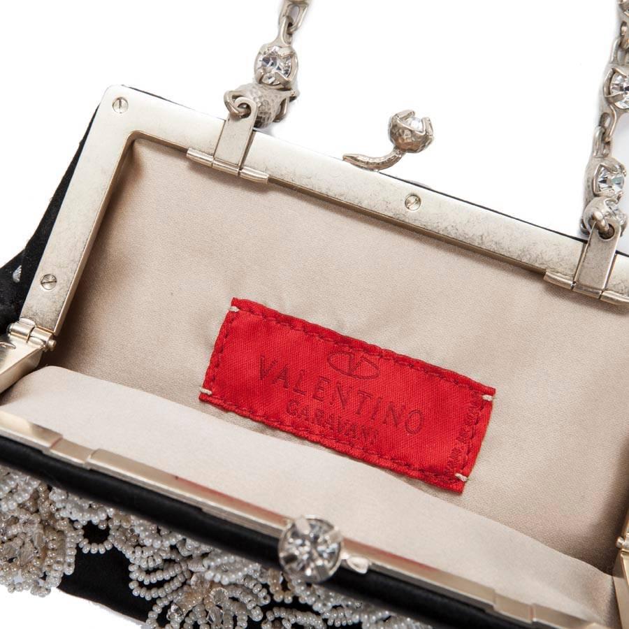Petit sac de soirée Valentino en satin de soie noir avec perles et Brilliantes Pour femmes en vente