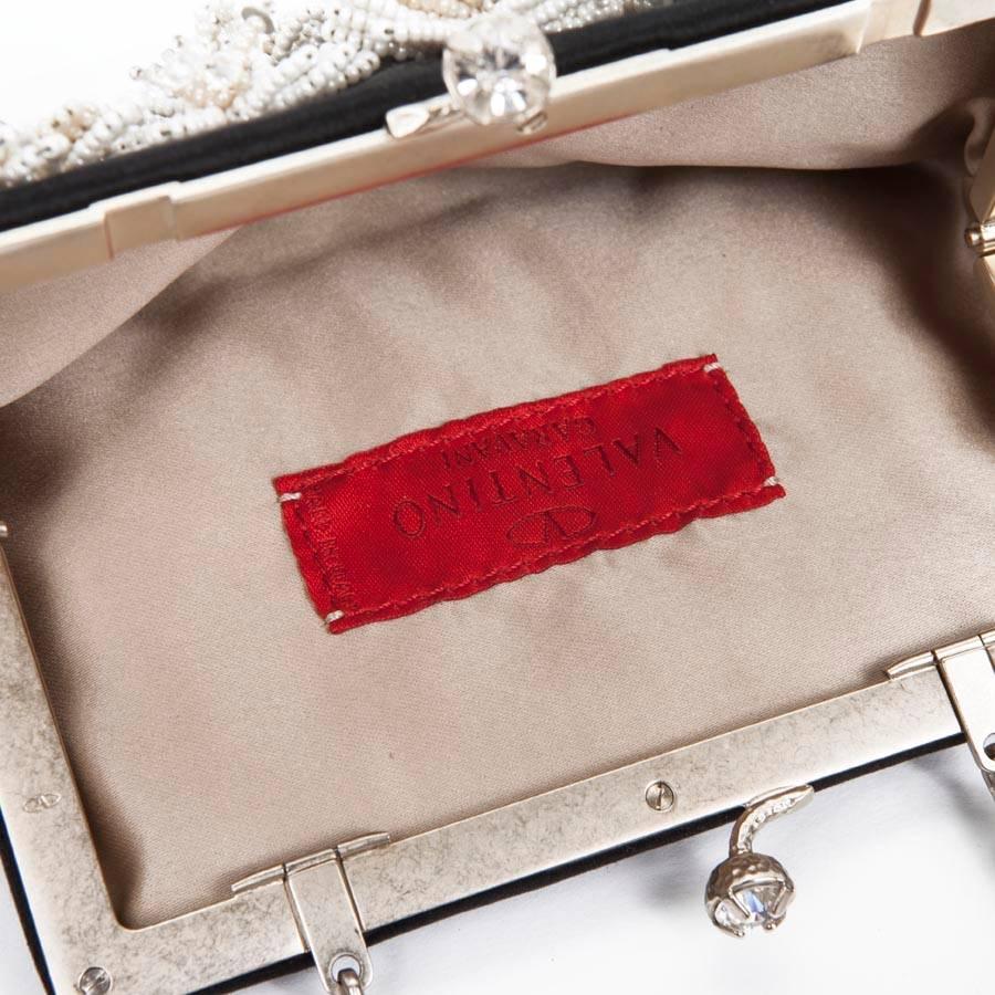 Petit sac de soirée Valentino en satin de soie noir avec perles et Brilliantes en vente 1