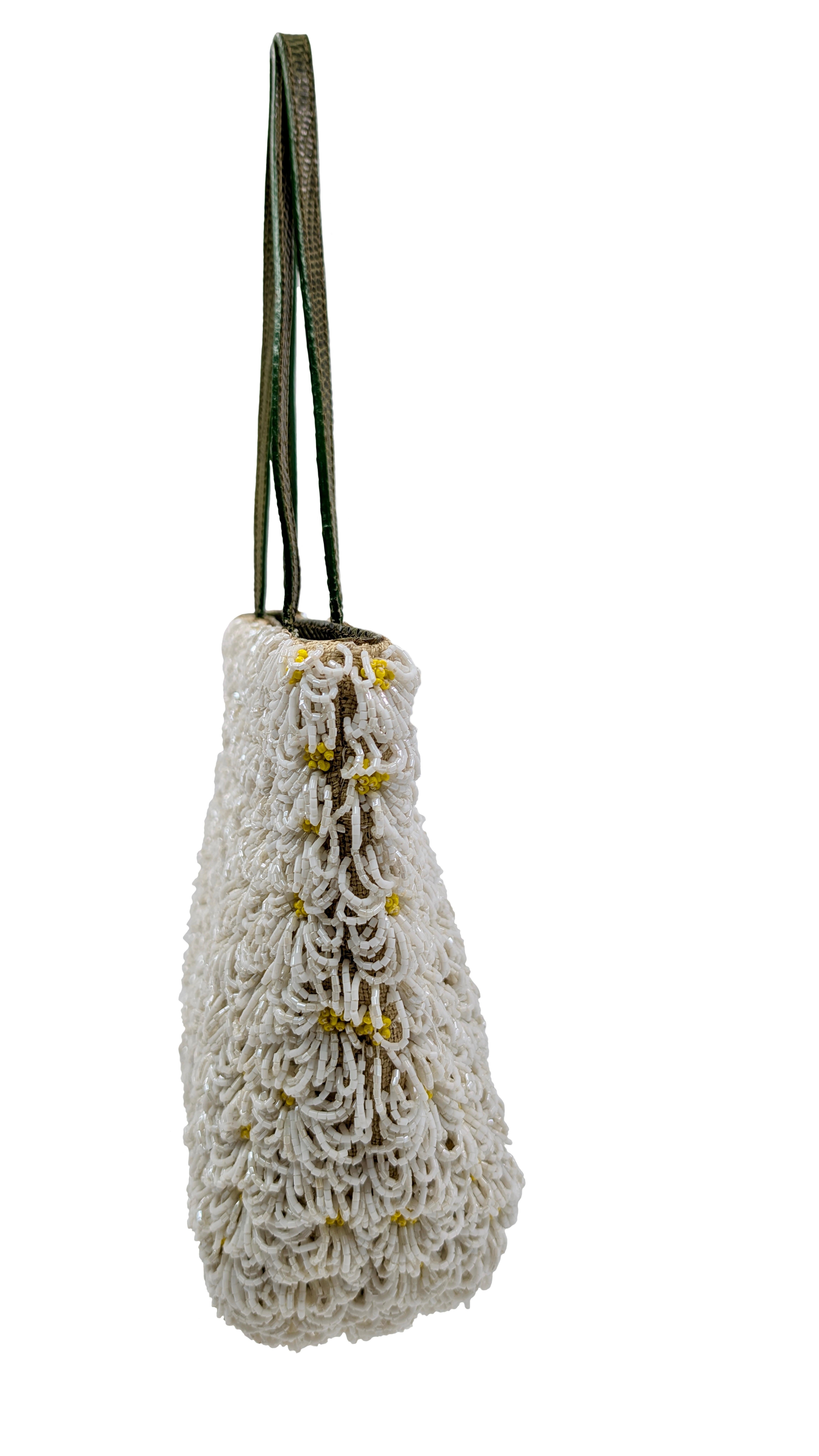 VALENTINO GARAVANI  fin des années 90
Petit panier avec des perles de dais
Brodée à la main avec des perles blanches et jaunes
Intérieur en satin vert 
Poignées de lézard vert
Fermeture magnétique
Fabriqué en Italie
Mesures :
Largeur de la base cm.