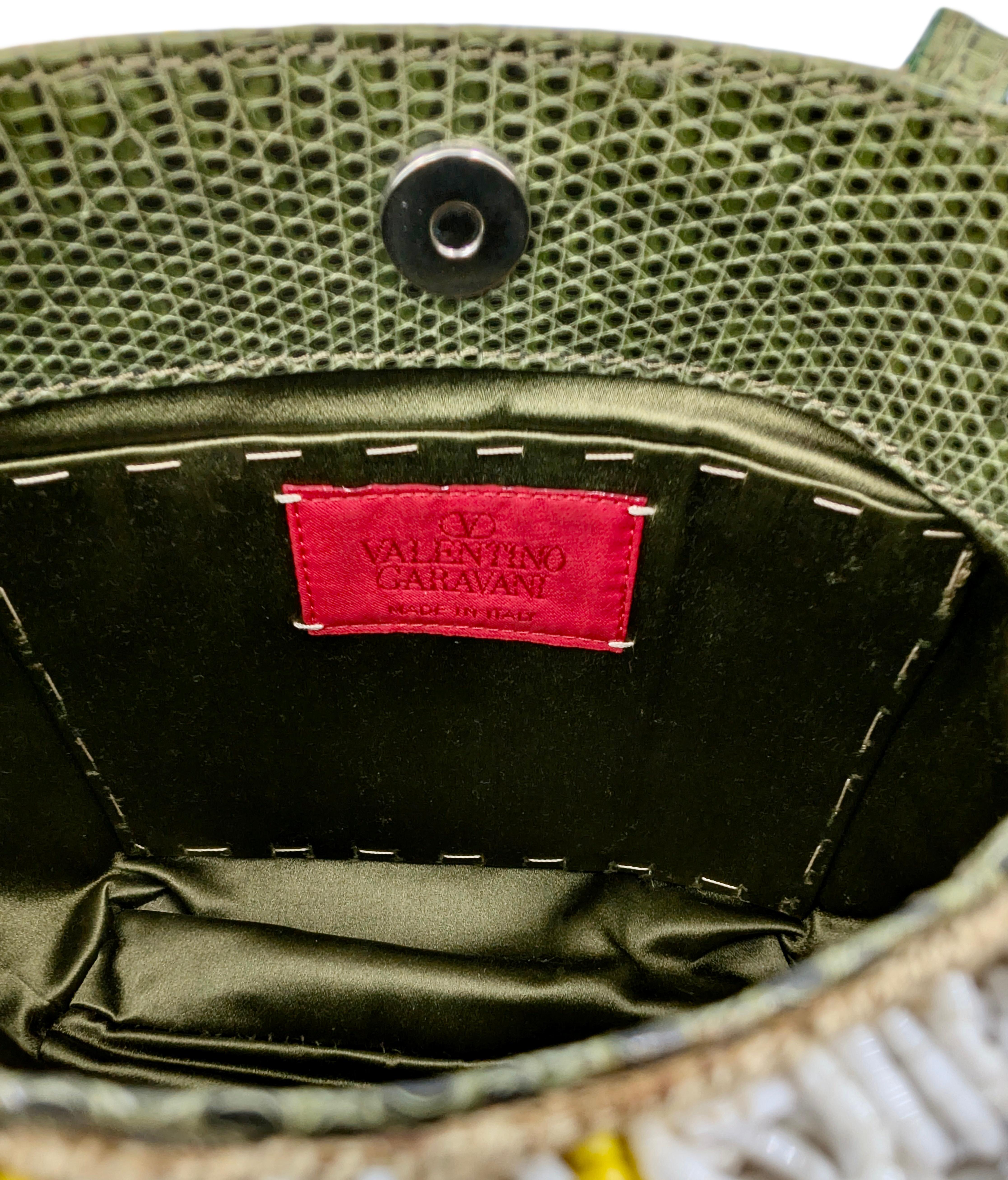 VALENTINO Petit shopper brodé de marguerites en perles en vente 1