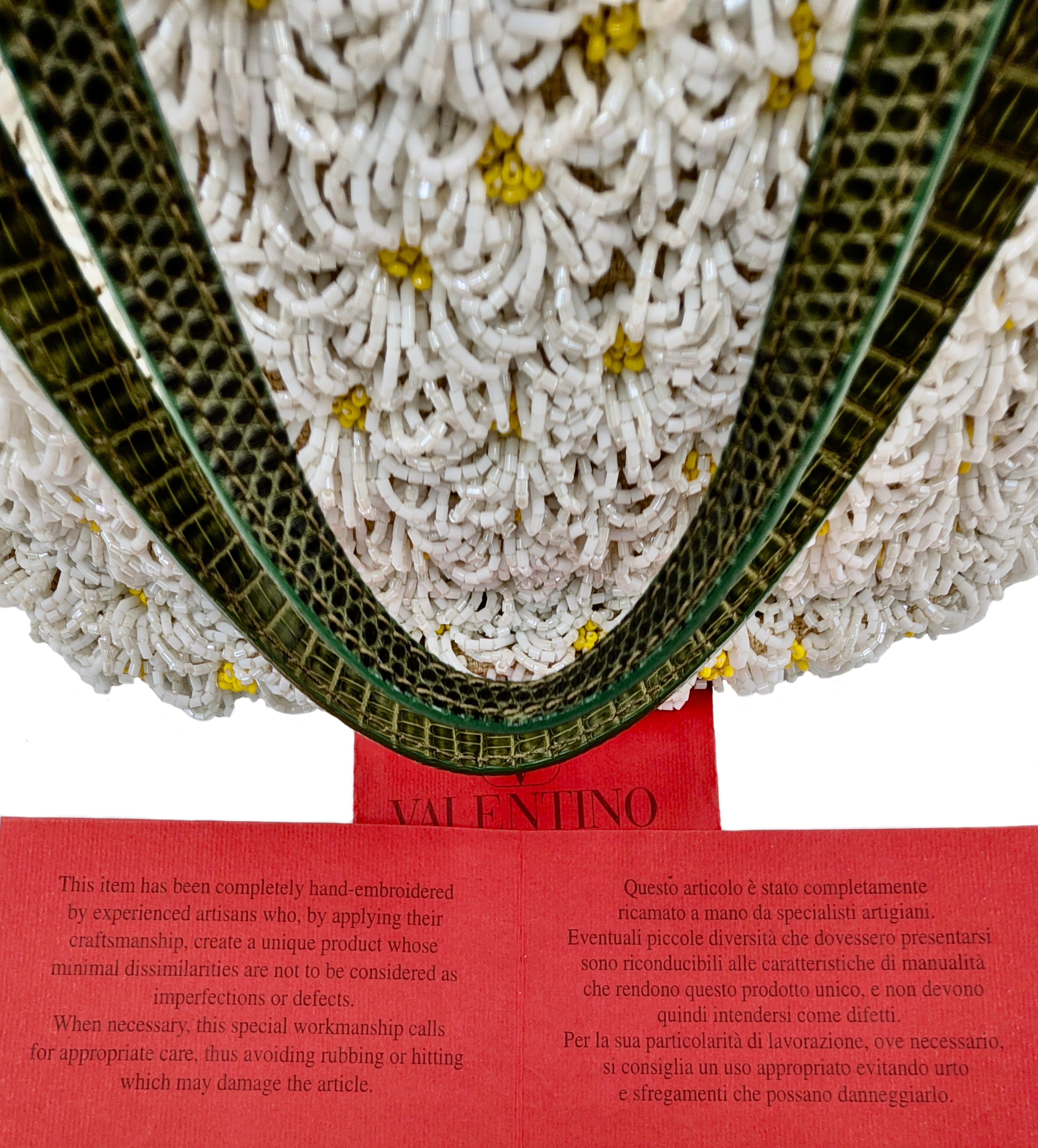 VALENTINO Petit shopper brodé de marguerites en perles en vente 2
