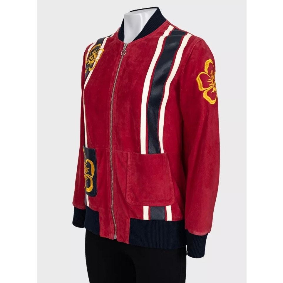 Faites-vous remarquer avec cette superbe veste en cuir rouge Valentino ! Fabriquée en cuir de chèvre véritable, cette veste ajustée est ornée de broderies rayées uniques et d'élégantes ferrures argentées. La fermeture à glissière ajoute une touche