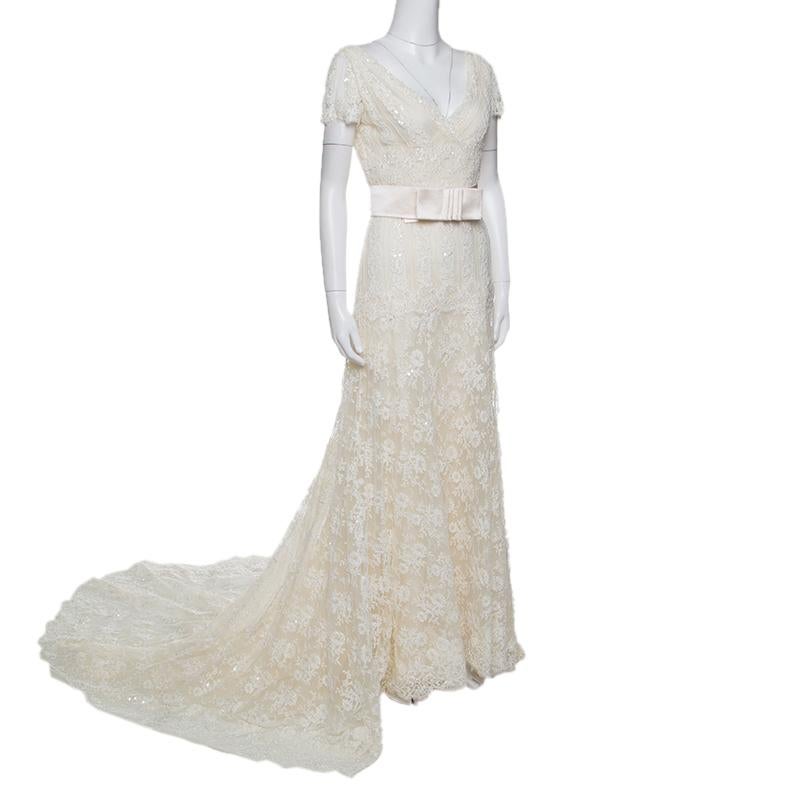 Valentino Sposa 2010 bridal gown collection brought every bride's dream into reality. Heavily inspired by elegant and romantic aesthetics, the dresses from the collection were mostly sewn in lace like this heart-fluttering Hesperides wedding gown.