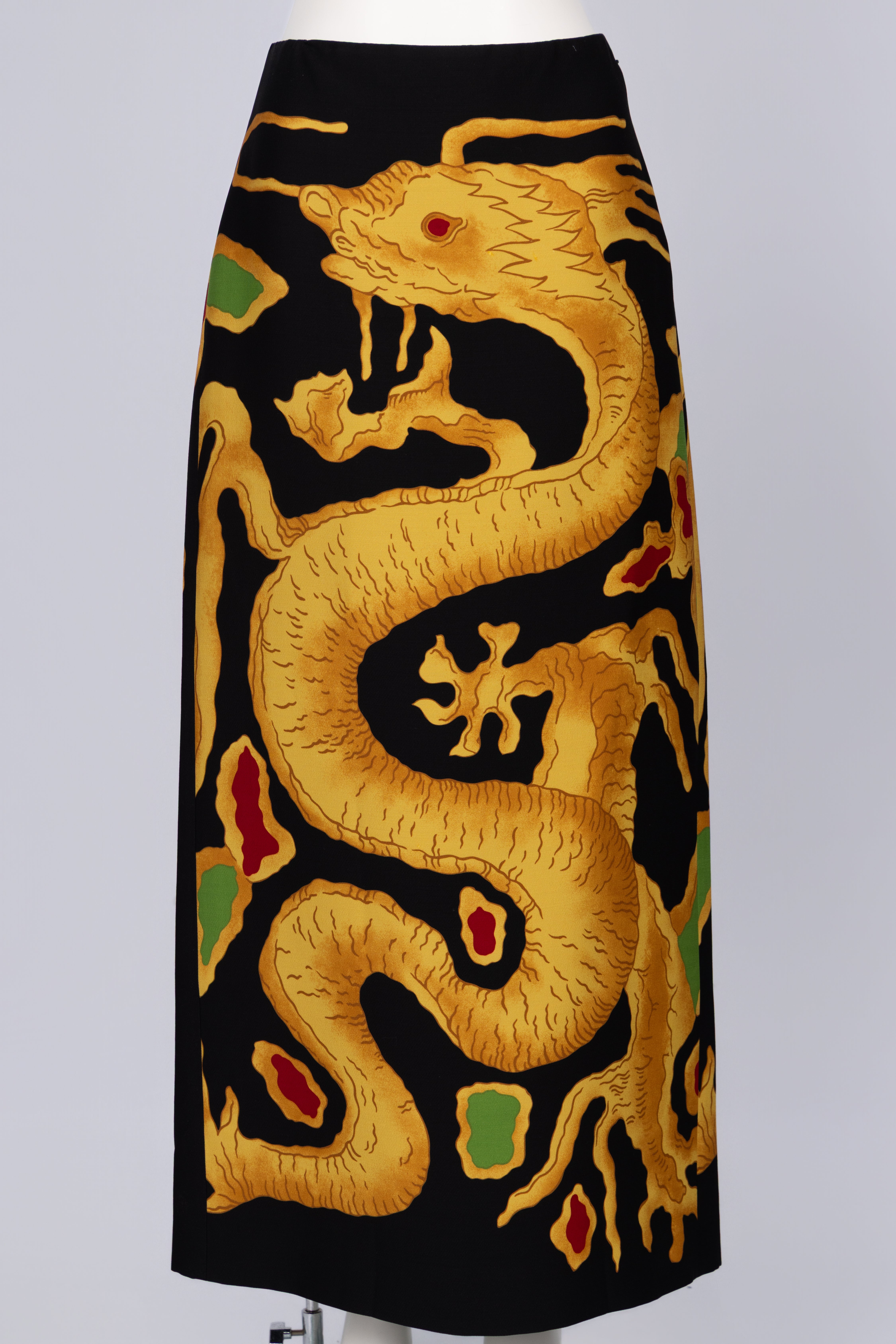 Un pezzo raro e da collezione della collezione primavera 2001 di Valentino, questa gonna faceva parte di una capsule in edizione limitata che reimmaginava l'iconico motivo del drago del 1968. Originariamente disegnata da Valentino Garavani, la