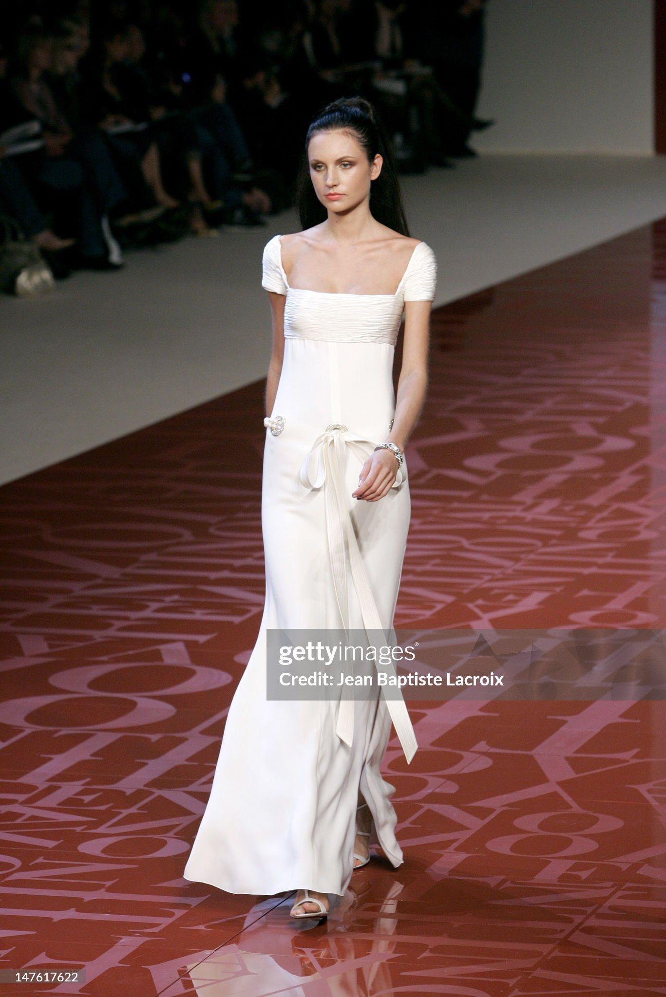 Valentino Spring 2005 - Robe en daim de soie ivoire en vente 12