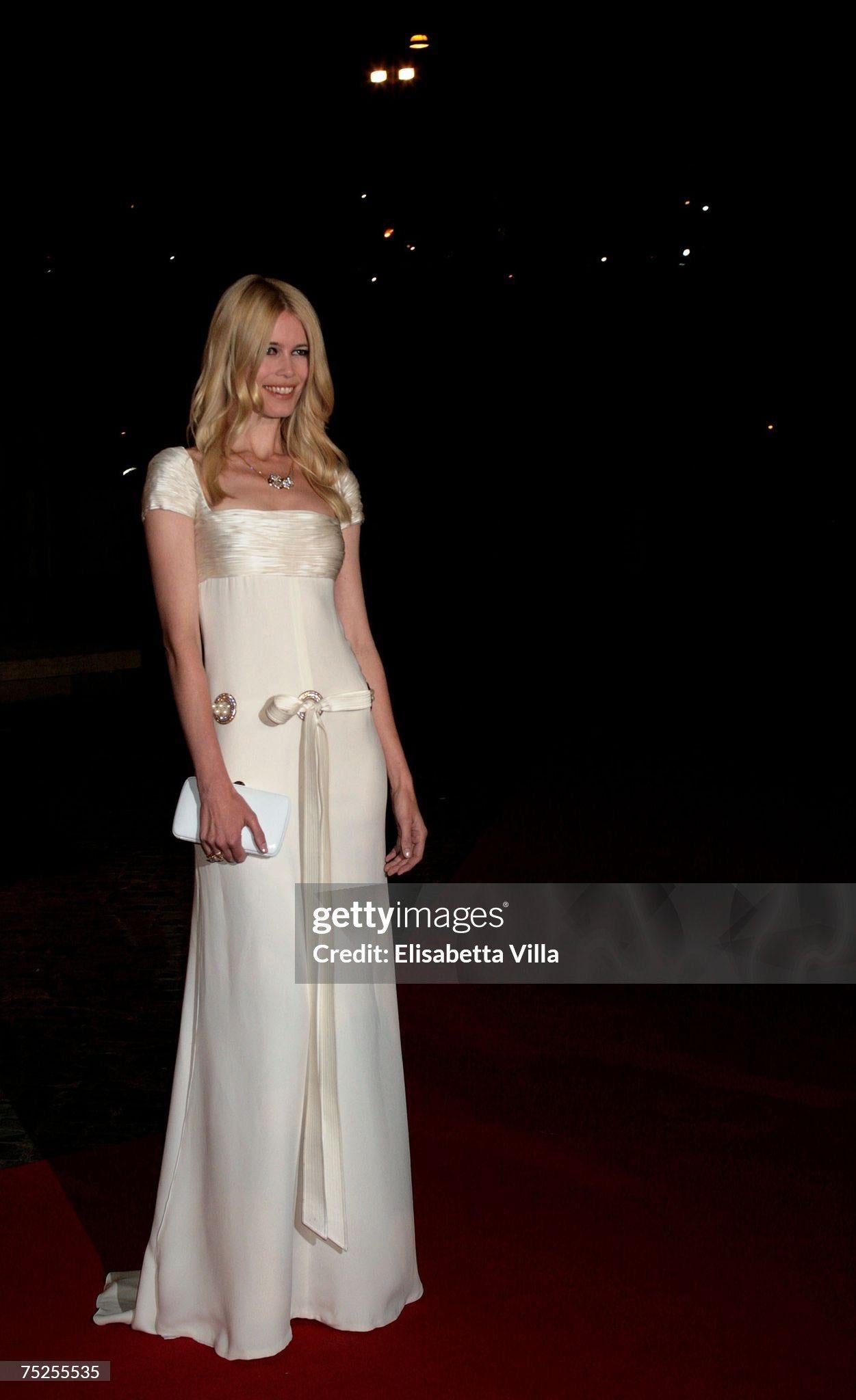 Valentino Spring 2005 - Robe en daim de soie ivoire en vente 13