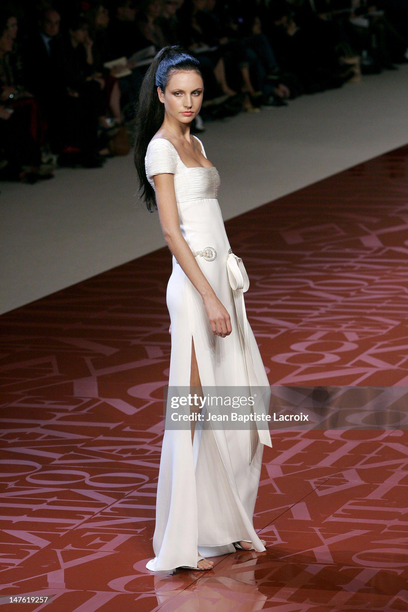 Valentino Spring 2005 - Robe en daim de soie ivoire en vente 11