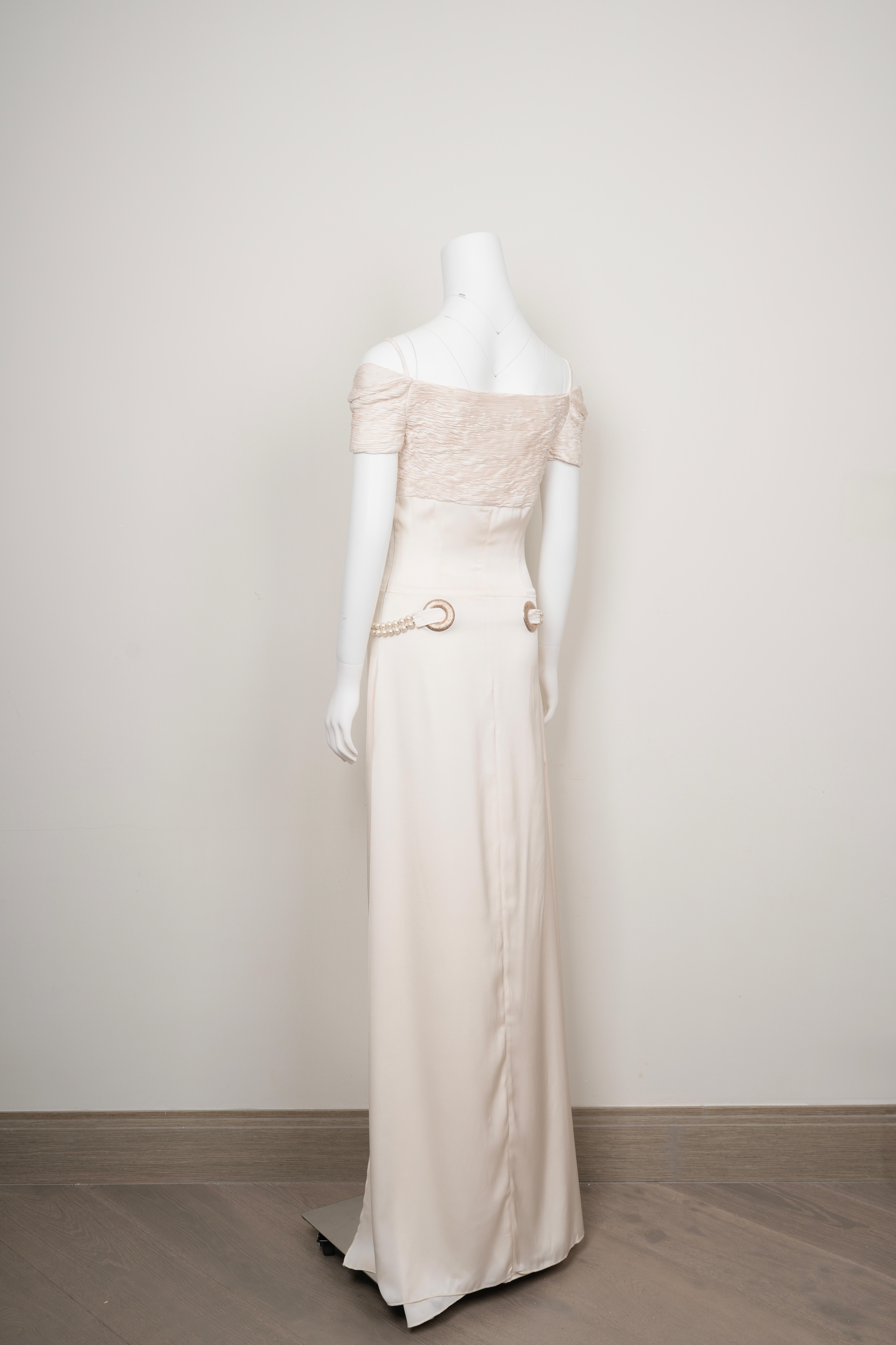 Valentino Spring 2005 - Robe en daim de soie ivoire en vente 4