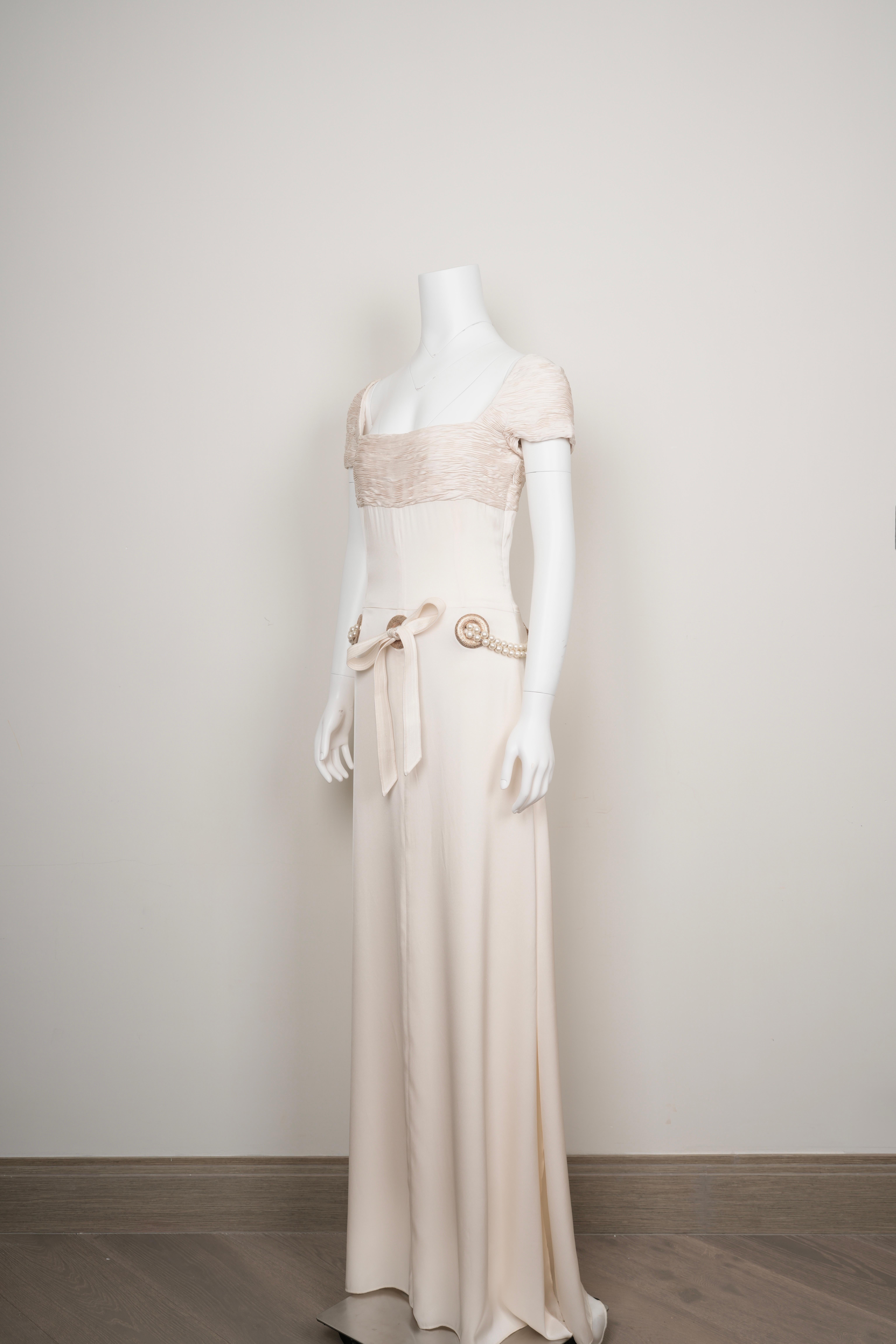 Beige Valentino Spring 2005 - Robe en daim de soie ivoire en vente