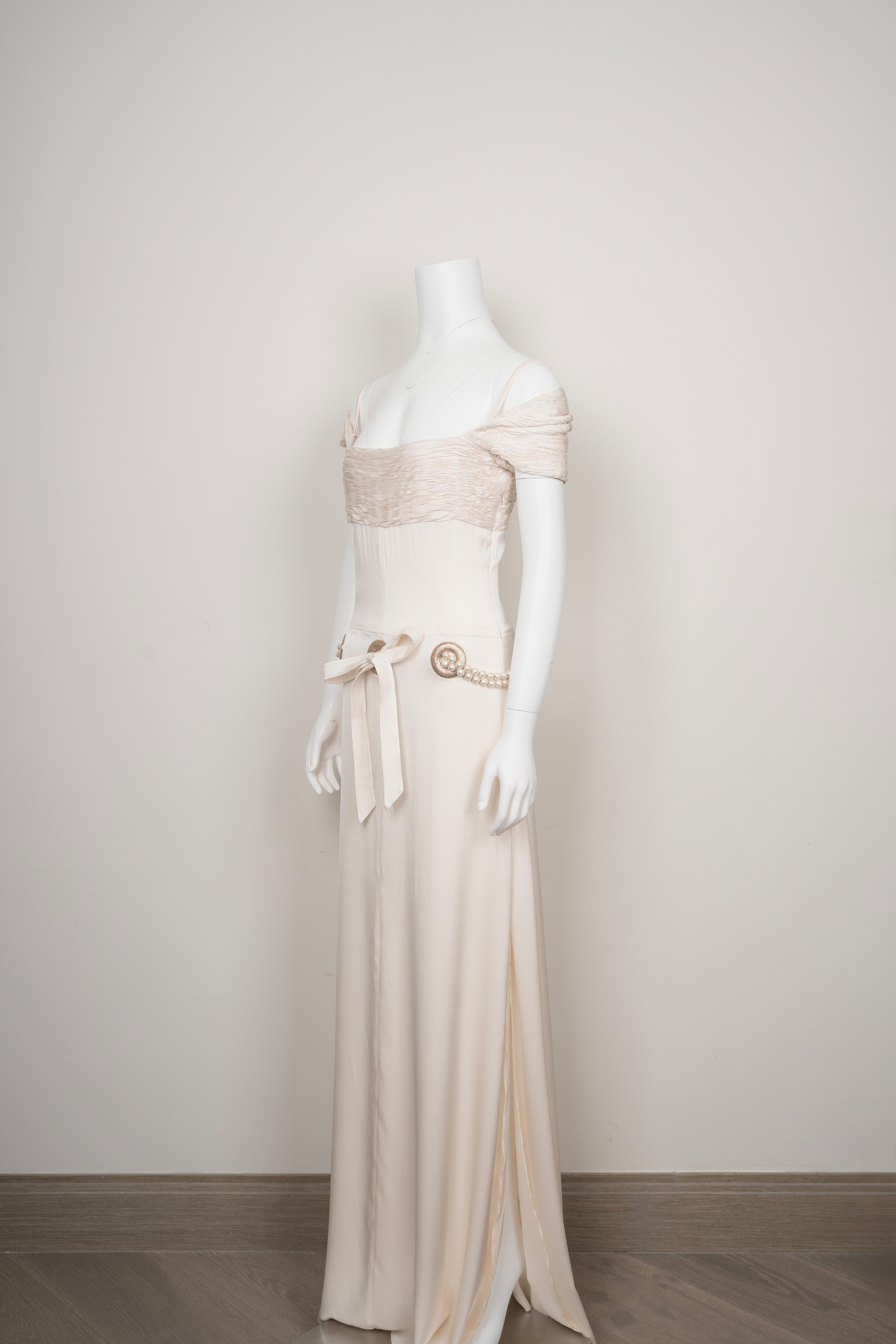 Valentino Spring 2005 - Robe en daim de soie ivoire en vente 2