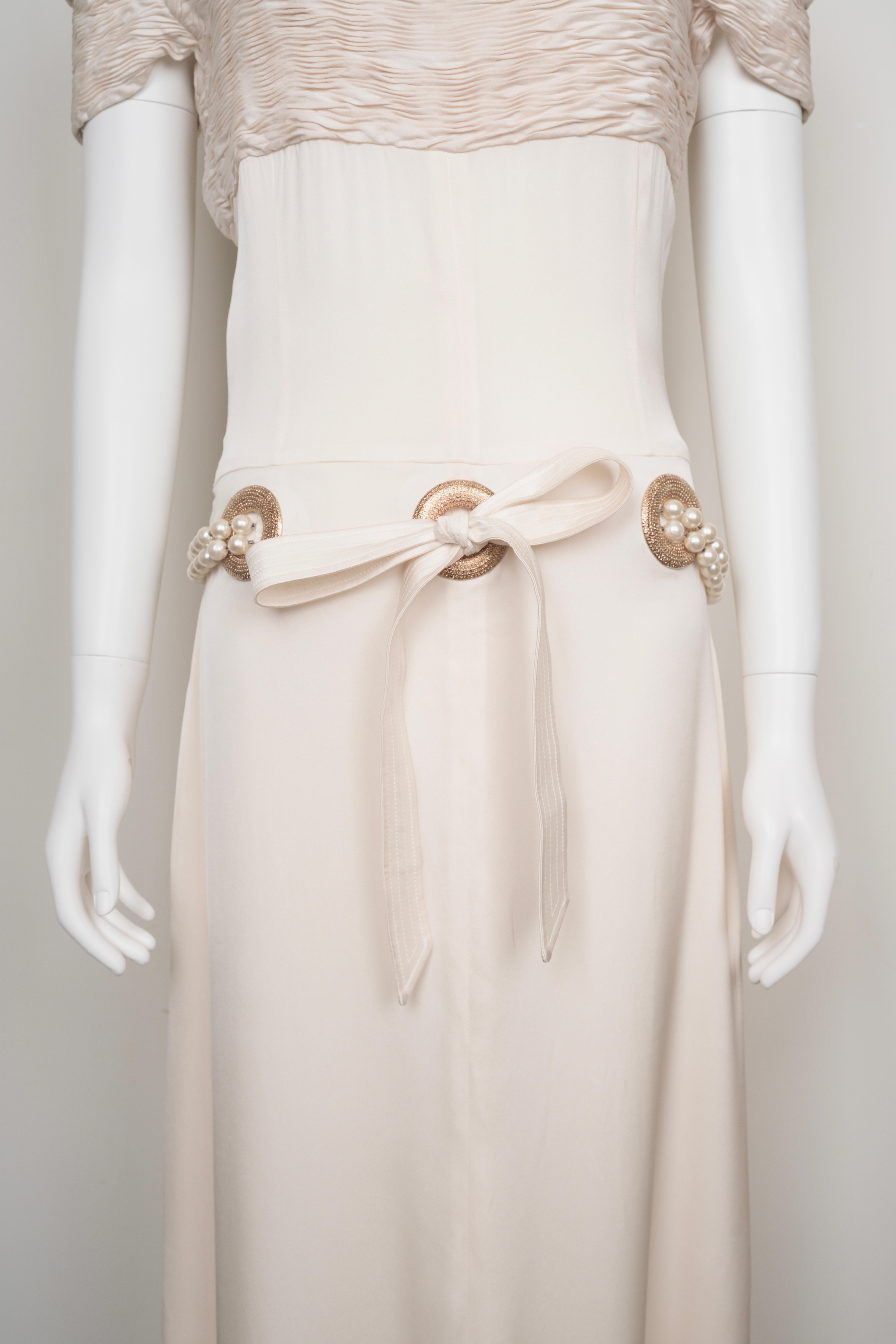 Valentino Spring 2005 - Robe en daim de soie ivoire en vente 6