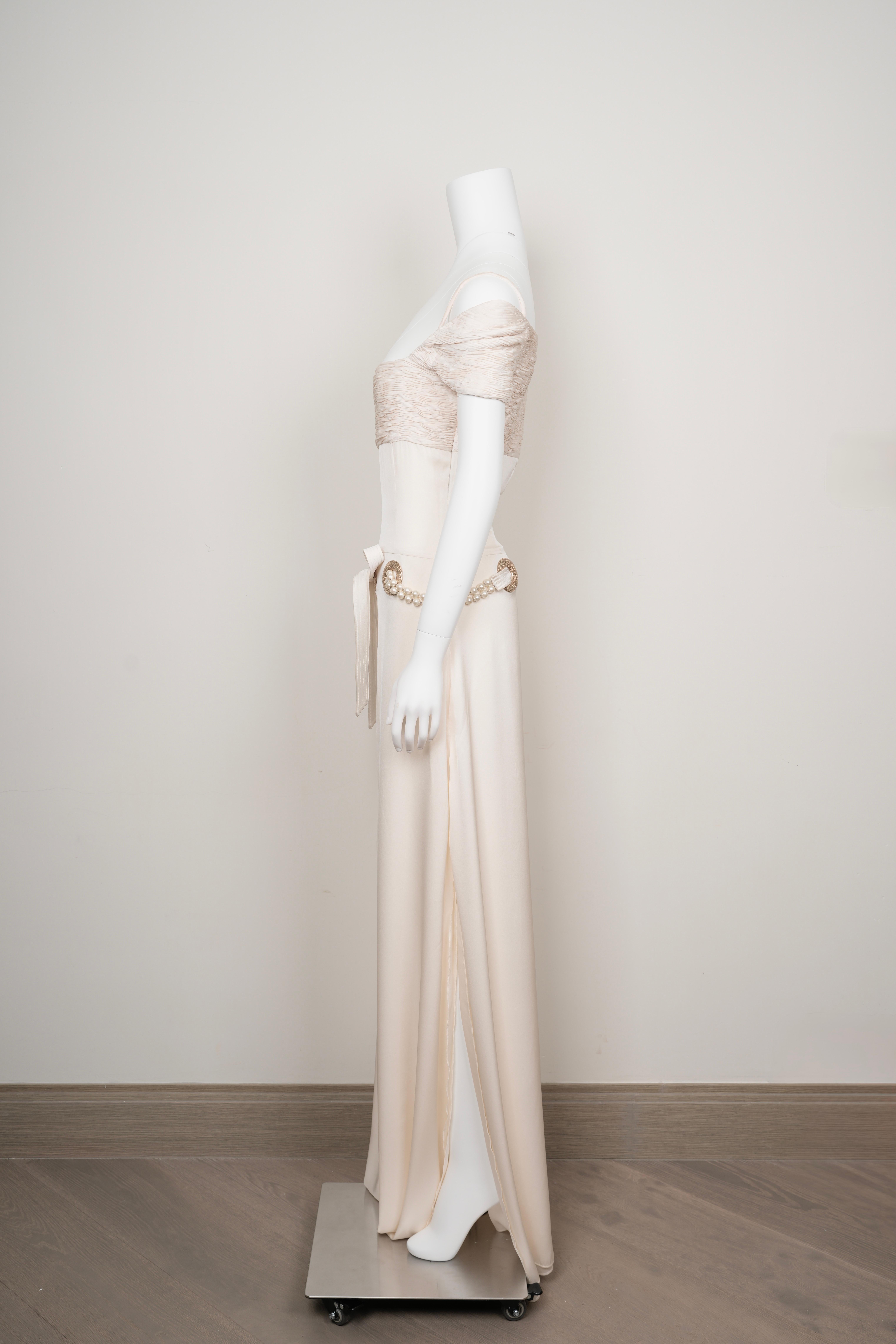 Valentino Spring 2005 - Robe en daim de soie ivoire en vente 3
