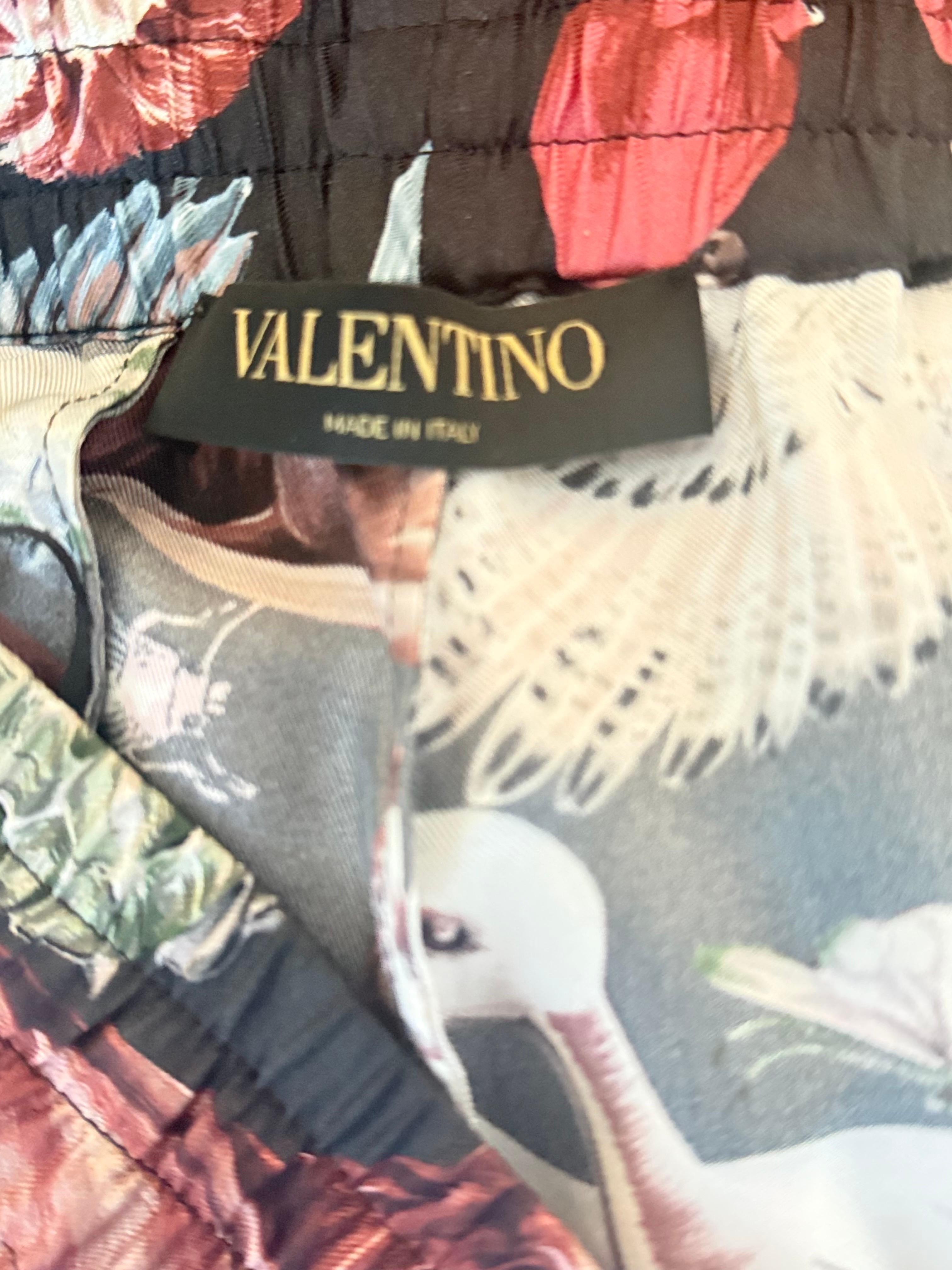 Tamaño marcado Mediana
La modelo del vídeo es talla 6 y mide 1,70 m.
Medidas:
Cintura de 31-38 pulgadas (cintura elástica con cordón)
caderas de 42 pulgadas

Estos lujosos pantalones de seda estilo pijama con cordón, una creación llamativa y