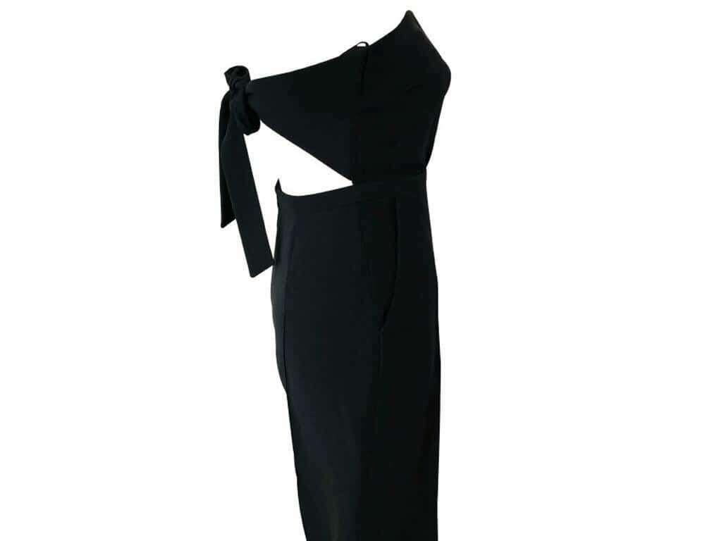 
BRAND	
Valentino

FEATURES	
back cutout, Back tie detail, Banded natural waist, crepe jumpsuit, Straight strapless neckline, Wide legs

MATERIAL	
Crepe

COLOUR	
Black

ACCESSORIES	
N/A

CONDITION	
Used – Excellent

MEASUREMENTS	
38