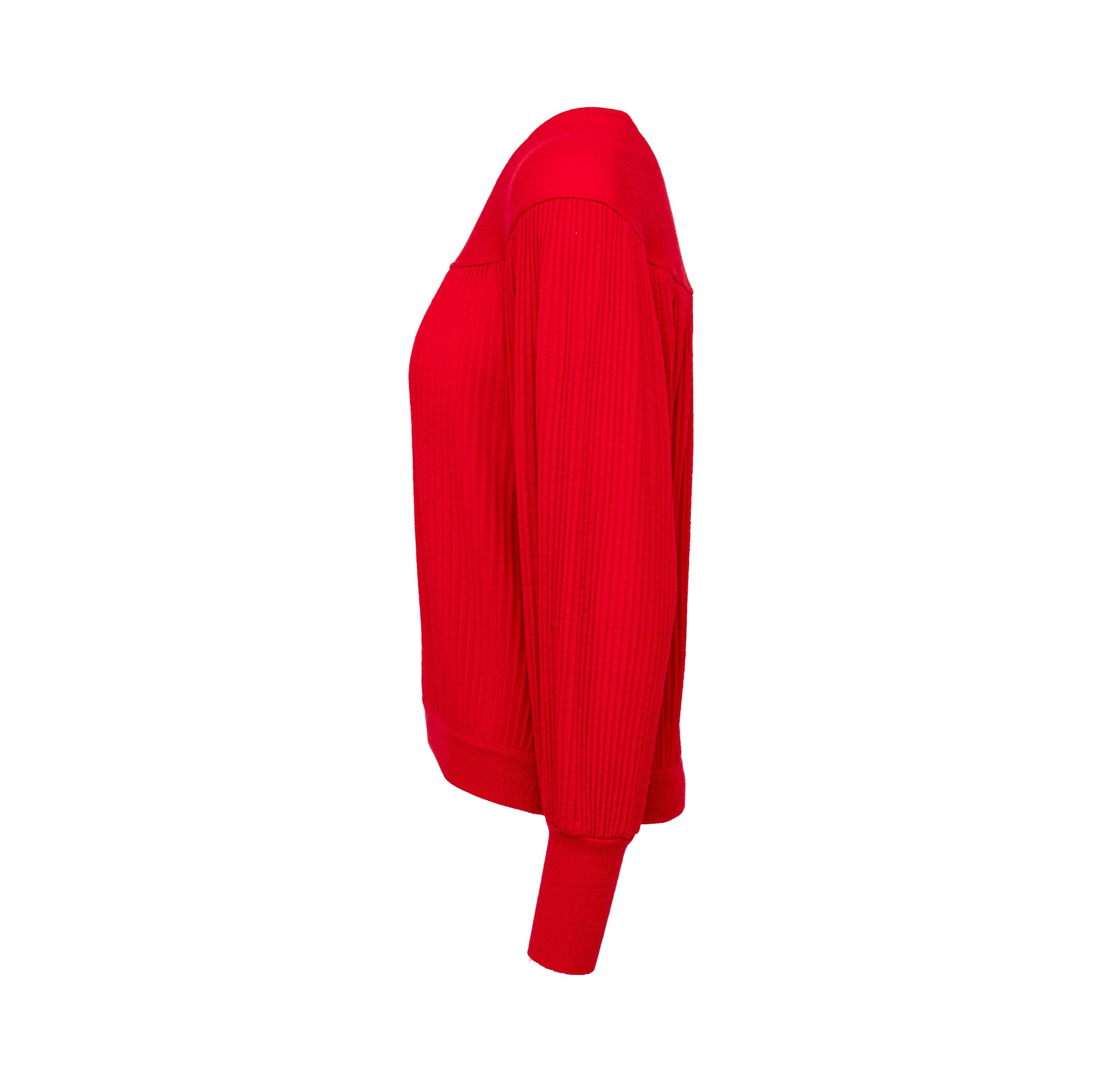 Questo top in maglia di Valentino è realizzato in 100% lana e presenta un colore rosso brillante. Il design a maglia plissettata aggiunge consistenza al top del maglione e le spalle rilassate creano una vestibilità elegante e confortevole. Dagli