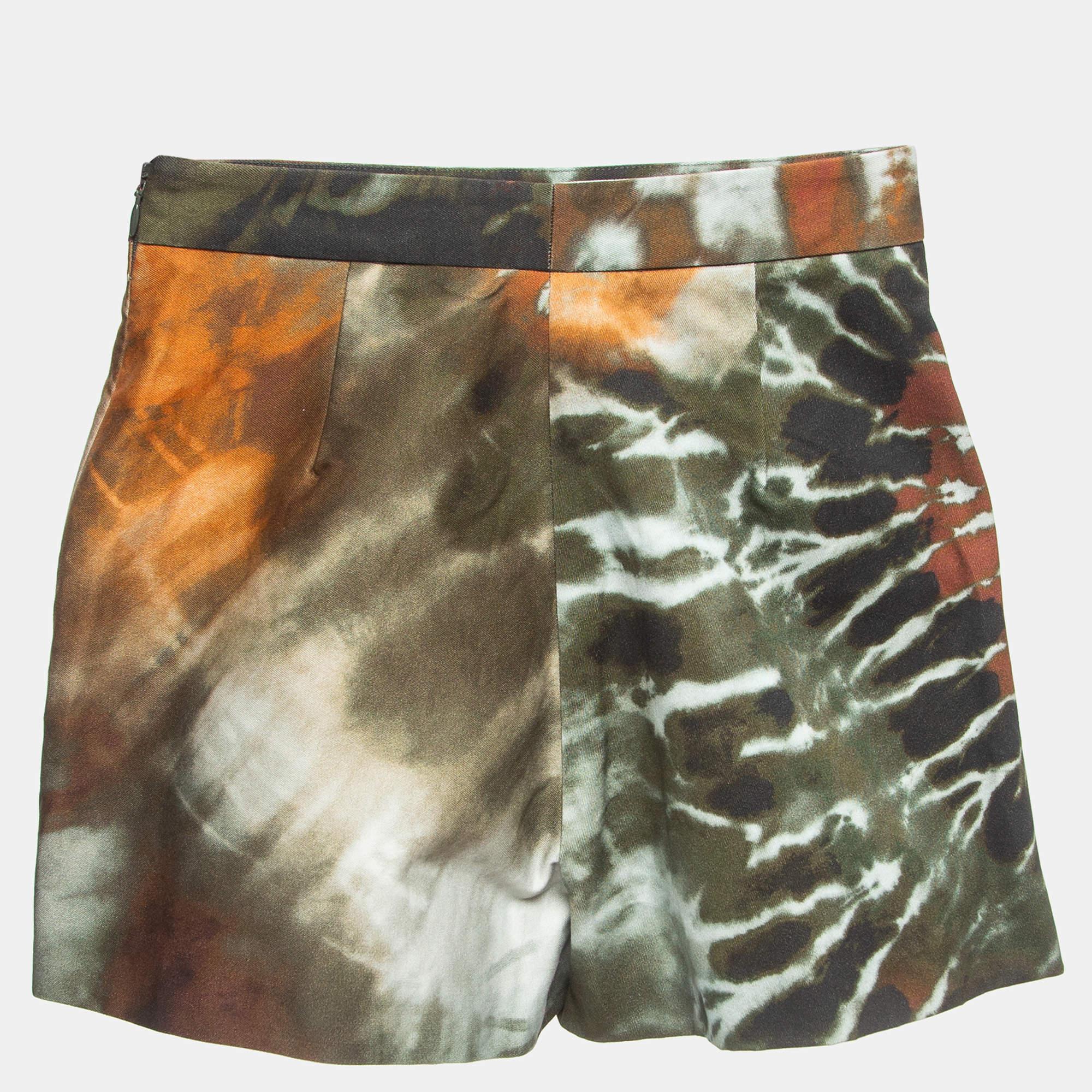 Experience the charm of designer clothing with this gorgeous skirt. Made from quality fabrics, the skirt has a simple allure and a great fit. Pair it up with a tailored blouse or a simple top and high heels.


