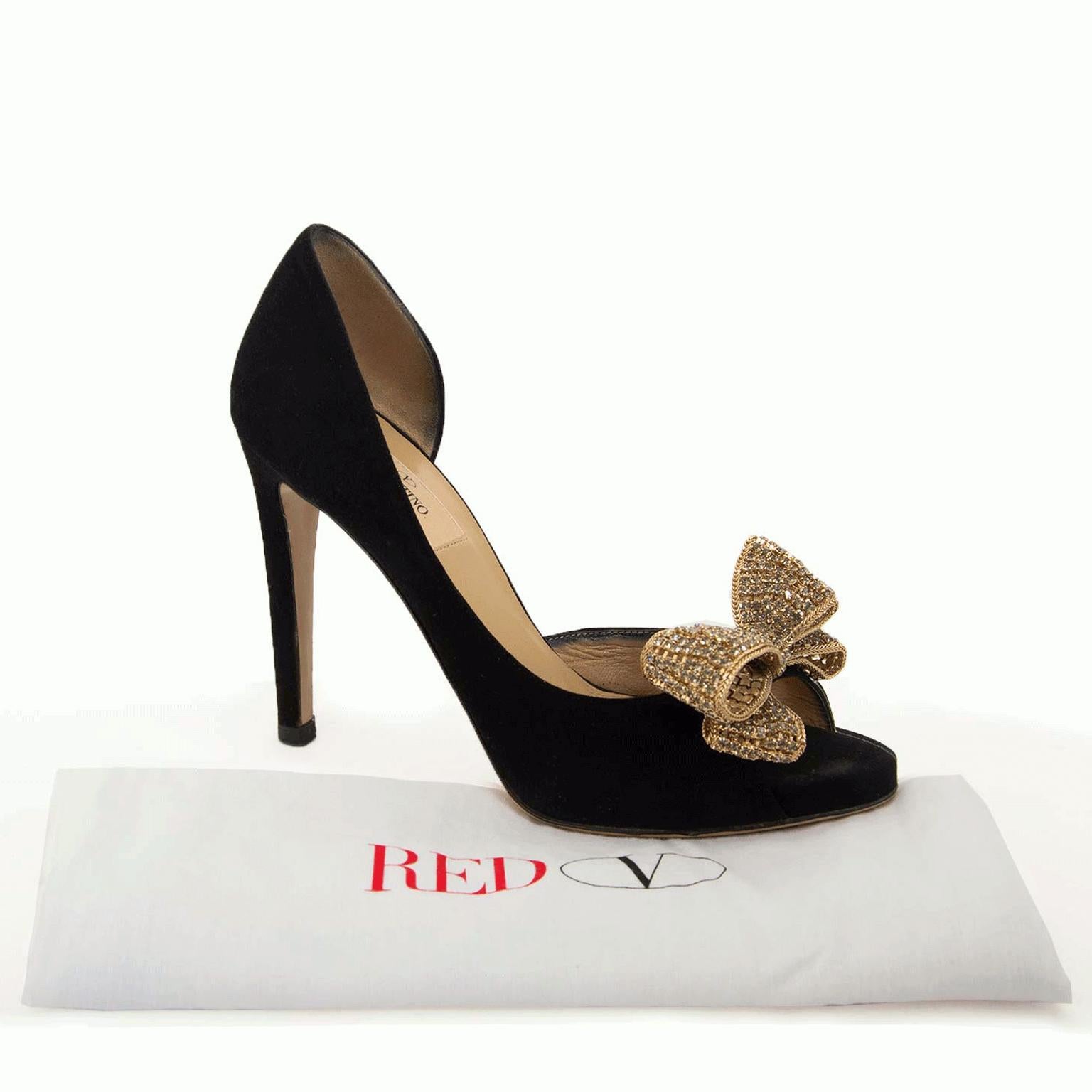 Very good condition

Valentino Suede Jeweled Bow d'Orsay Pumps - Size 37.5

These incredibly stunning Valentino pumps are crafted in black suede and feature a bejeweled bow.
They are open on one side and have a peep-toe.
These beauties will be