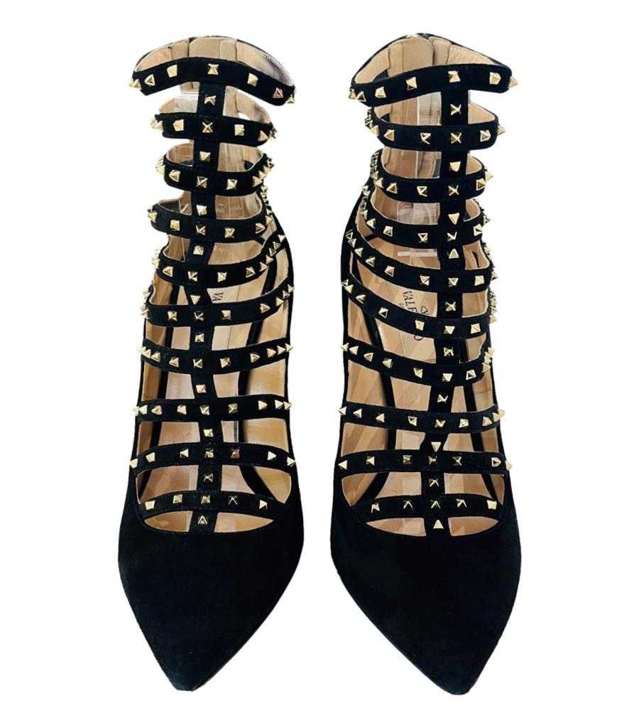 Valentino Suede Rockstud Heeled Boots
Black boots designed with signature gold Rockstud embellished straps.
Featuring pointed toe, stiletto heel and zipped closure to rear. Rrp Approx £1020
Size – 39
Condition – Good (Missing stud, discolouration to