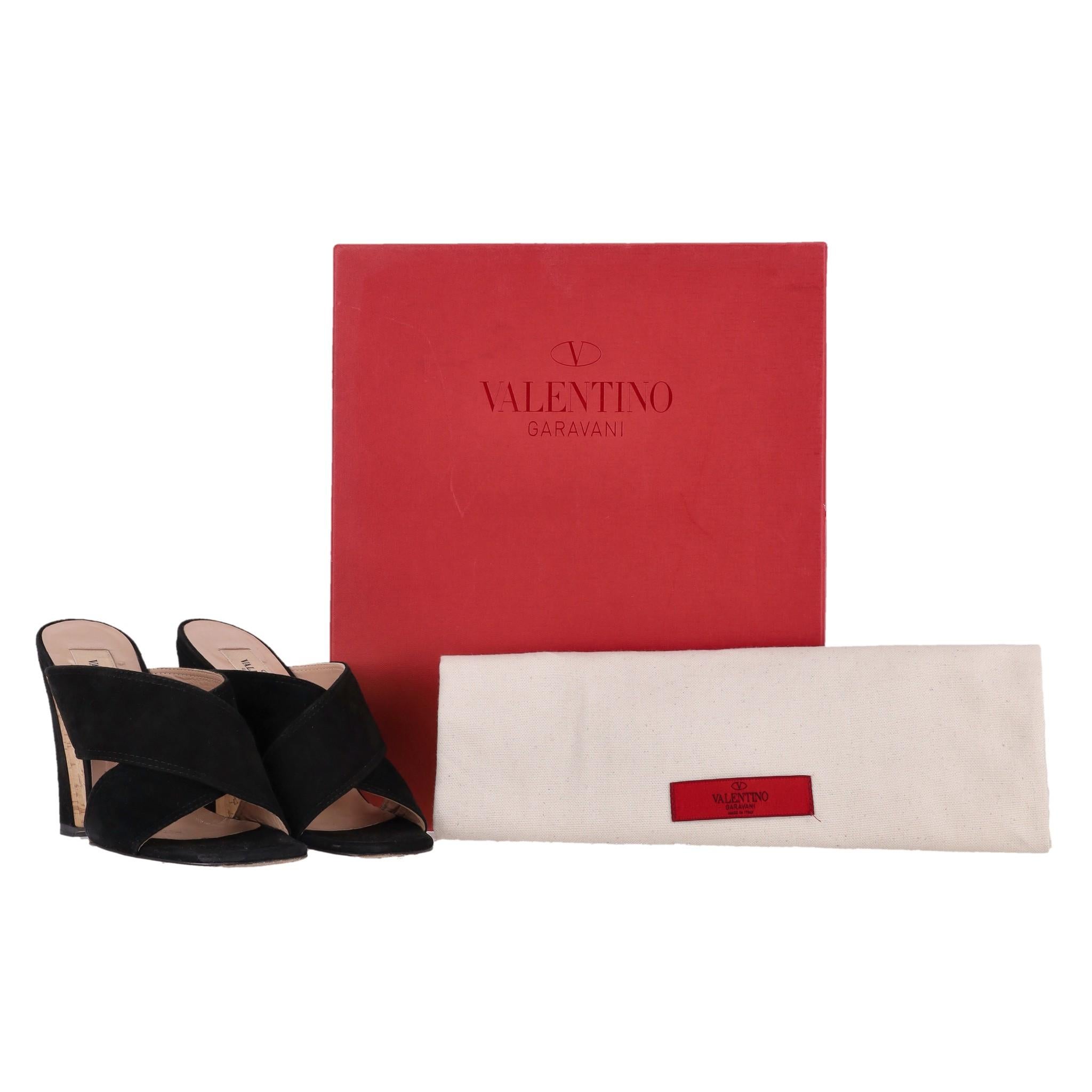 Valentino - Sandales à talons compensés en daim

Sandales en daim noir à large bride croisée.

Elle est dotée d'une semelle compensée en liège et en daim et d'un bout ouvert carré.

Rrp Approx. £650

Taille - 36

Condit - Bon/Très bon (Quelques