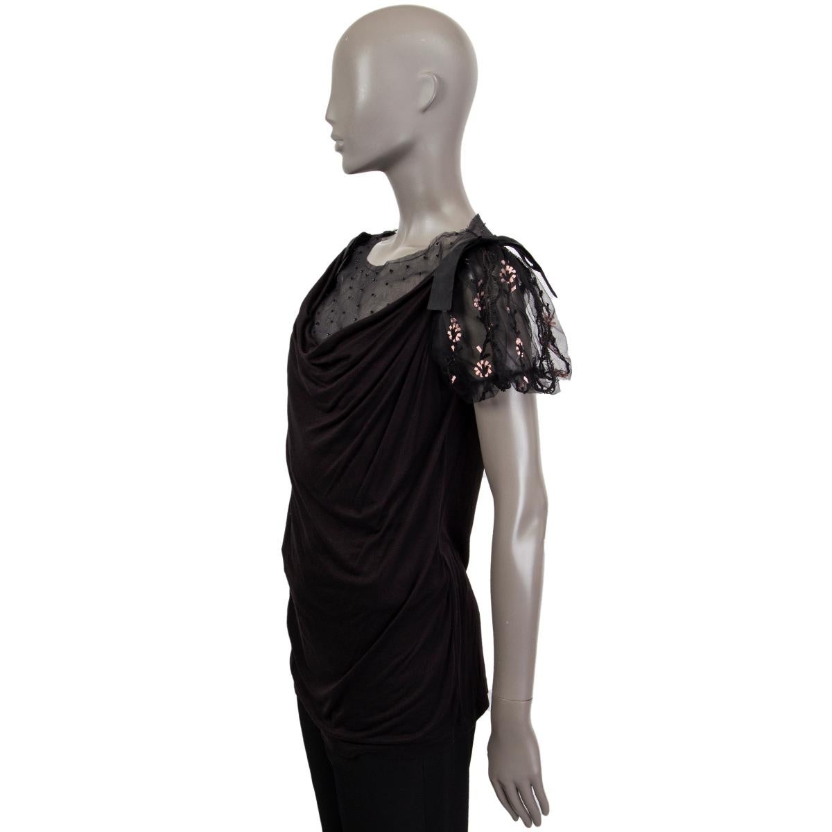 Valentino short sleeve mesh top in black viscose (100%) with black bows, black sequin and rose embroidered details. Unlined. Has been worn and is in excellent condition. 

Tag Size 8
Size M
Shoulder Width 36cm (14in)
Bust 94cm (36.7in) to 96cm